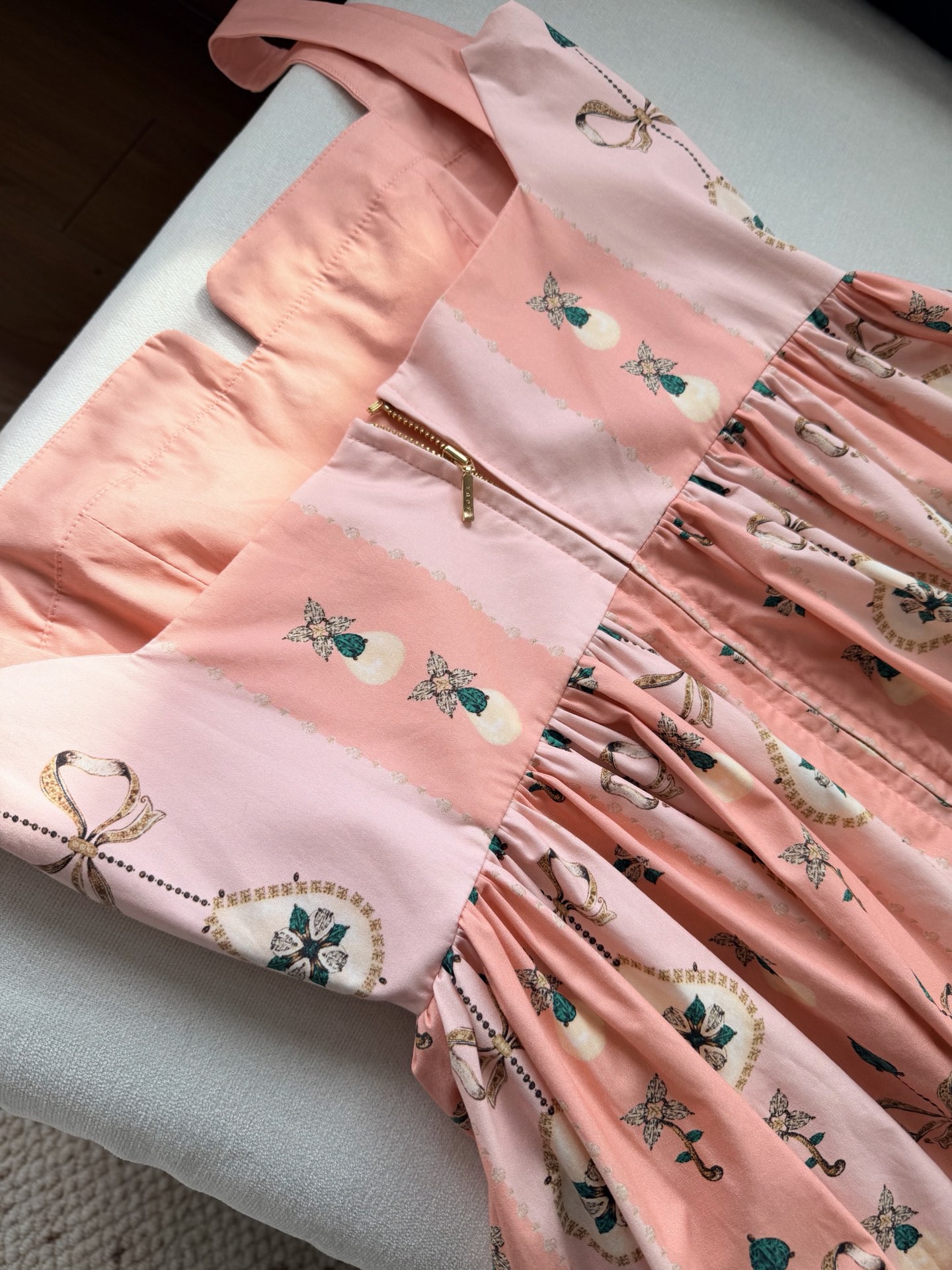 现货‼️‼️🛒款号2/浪漫钻饰连衣裙✨定位宝石印花，胸前手工钉珠饰边精湛工艺，纯手工使每件作品都非常极具