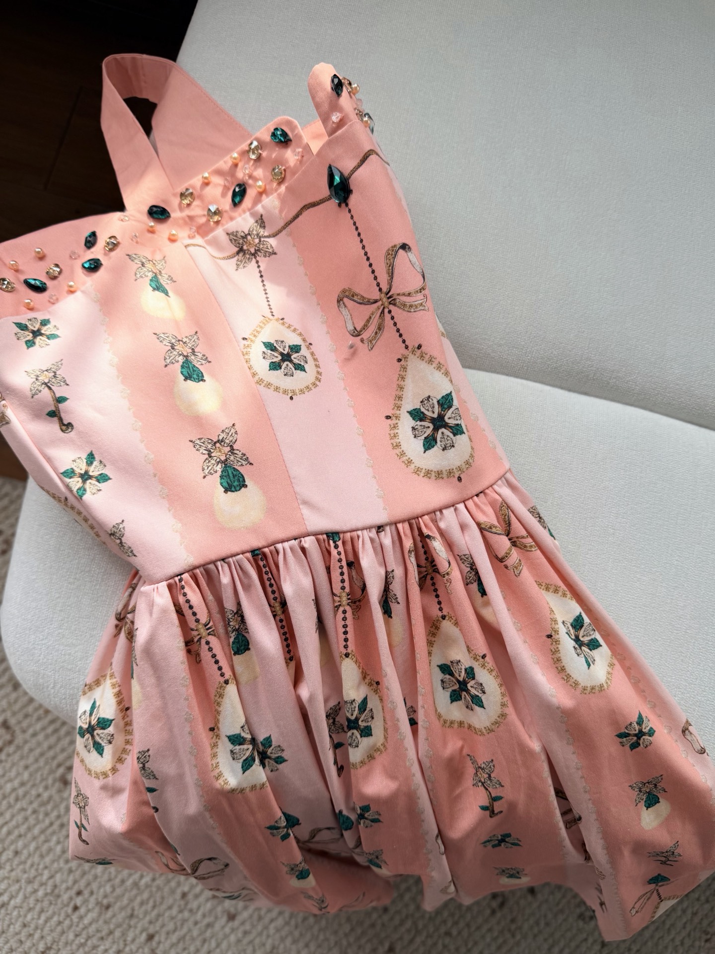 现货‼️‼️🛒款号2/浪漫钻饰连衣裙✨定位宝石印花，胸前手工钉珠饰边精湛工艺，纯手工使每件作品都非常极具