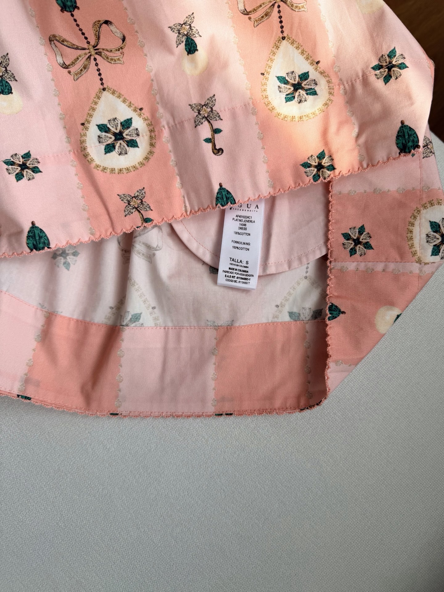 现货‼️‼️🛒款号2/浪漫钻饰连衣裙✨定位宝石印花，胸前手工钉珠饰边精湛工艺，纯手工使每件作品都非常极具