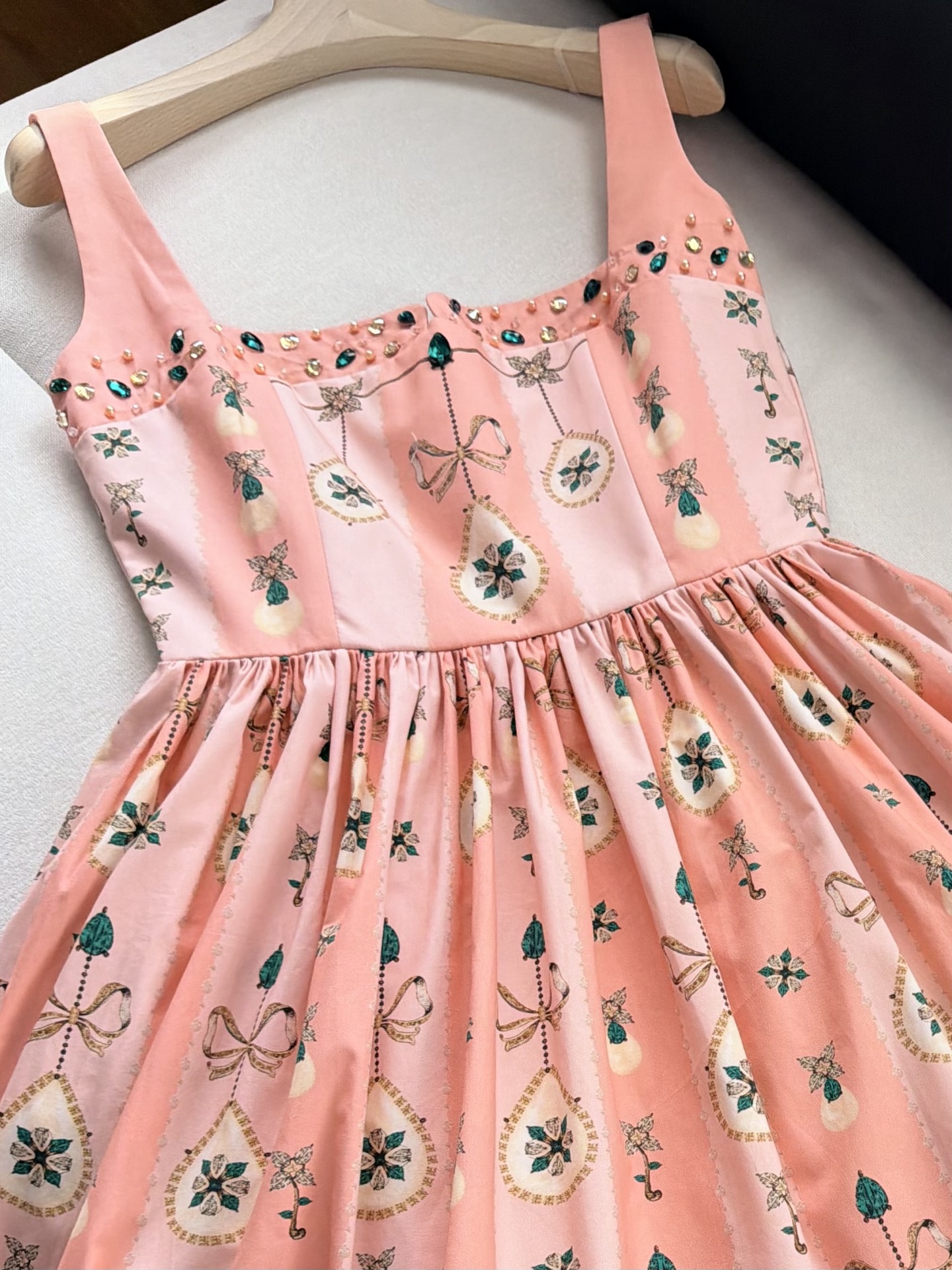 现货‼️‼️🛒款号2/浪漫钻饰连衣裙✨定位宝石印花，胸前手工钉珠饰边精湛工艺，纯手工使每件作品都非常极具