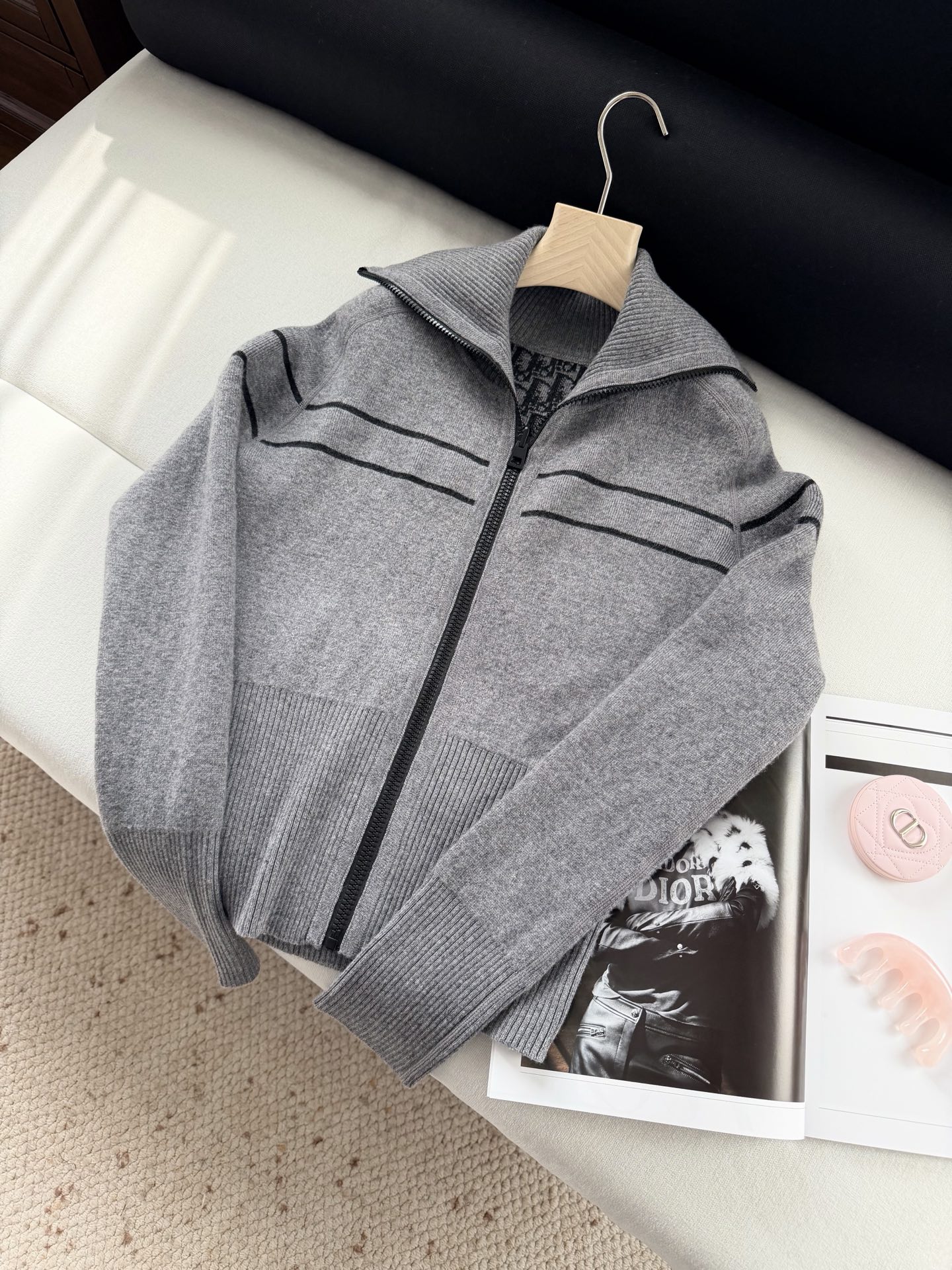 现货‼️‼️🛒款号12/双面连帽针织衫✨老花双面羊绒针织开衫，正面拉链搭配罗纹袖口和底边，一面经典老花，