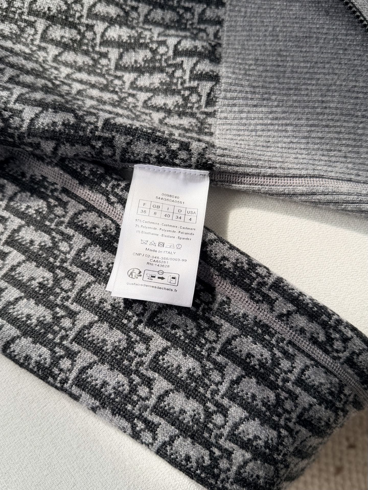 现货‼️‼️🛒款号12/双面连帽针织衫✨老花双面羊绒针织开衫，正面拉链搭配罗纹袖口和底边，一面经典老花，