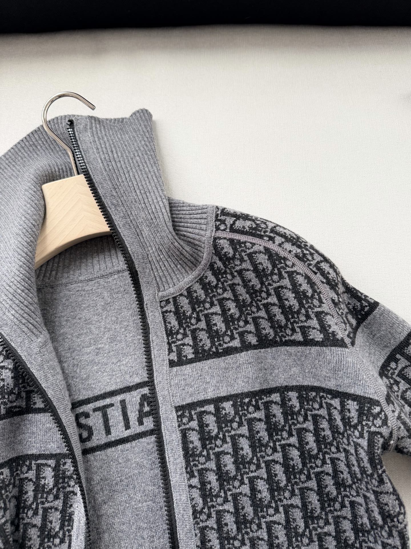 现货‼️‼️🛒款号12/双面连帽针织衫✨老花双面羊绒针织开衫，正面拉链搭配罗纹袖口和底边，一面经典老花，