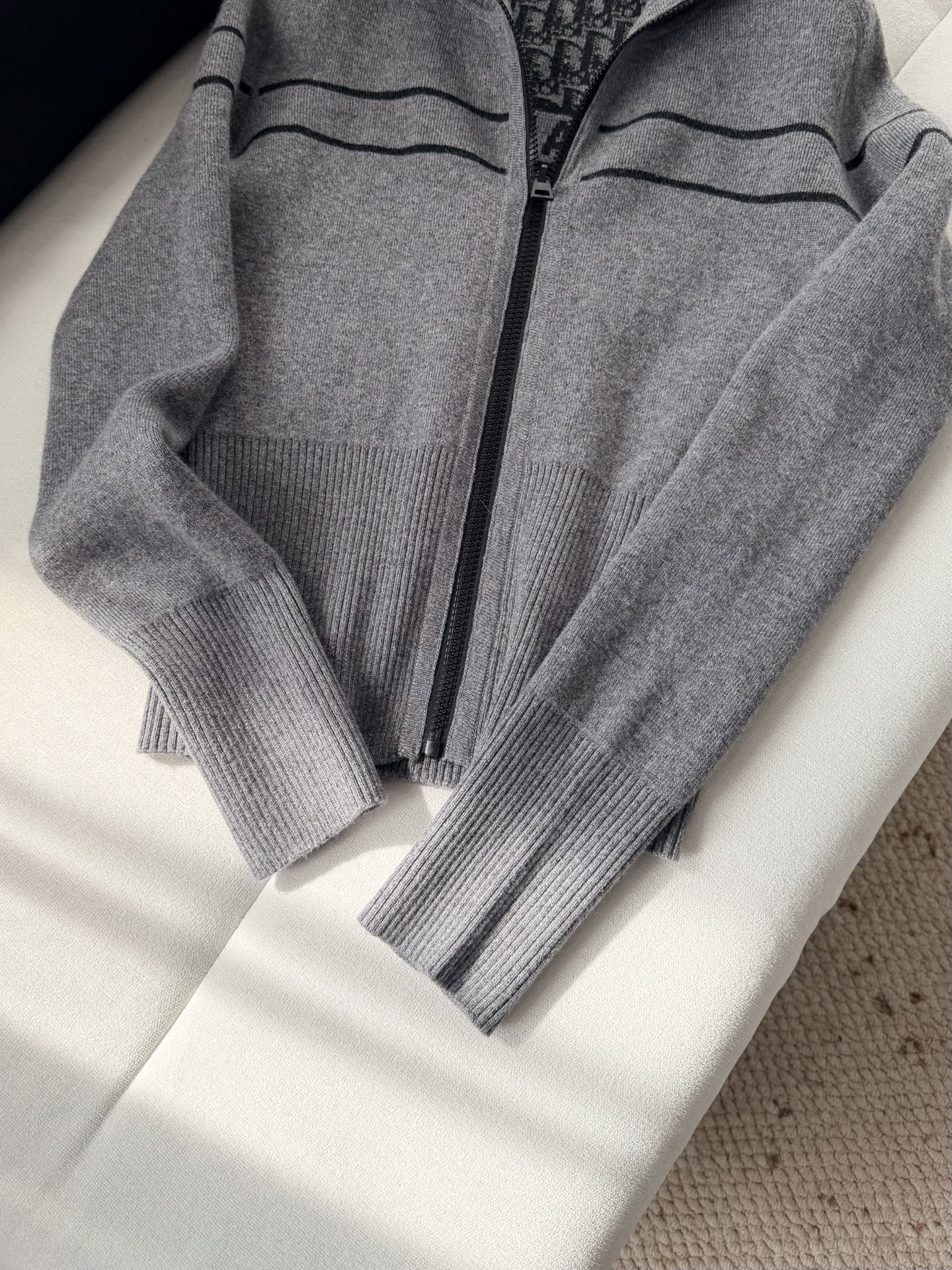 现货‼️‼️🛒款号12/双面连帽针织衫✨老花双面羊绒针织开衫，正面拉链搭配罗纹袖口和底边，一面经典老花，