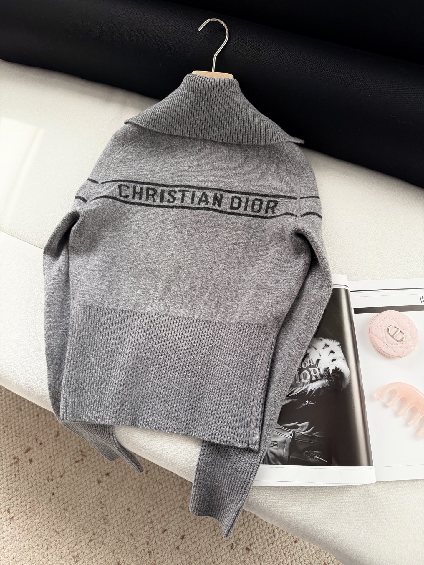 现货‼️‼️🛒款号12/双面连帽针织衫✨老花双面羊绒针织开衫，正面拉链搭配罗纹袖口和底边，一面经典老花，