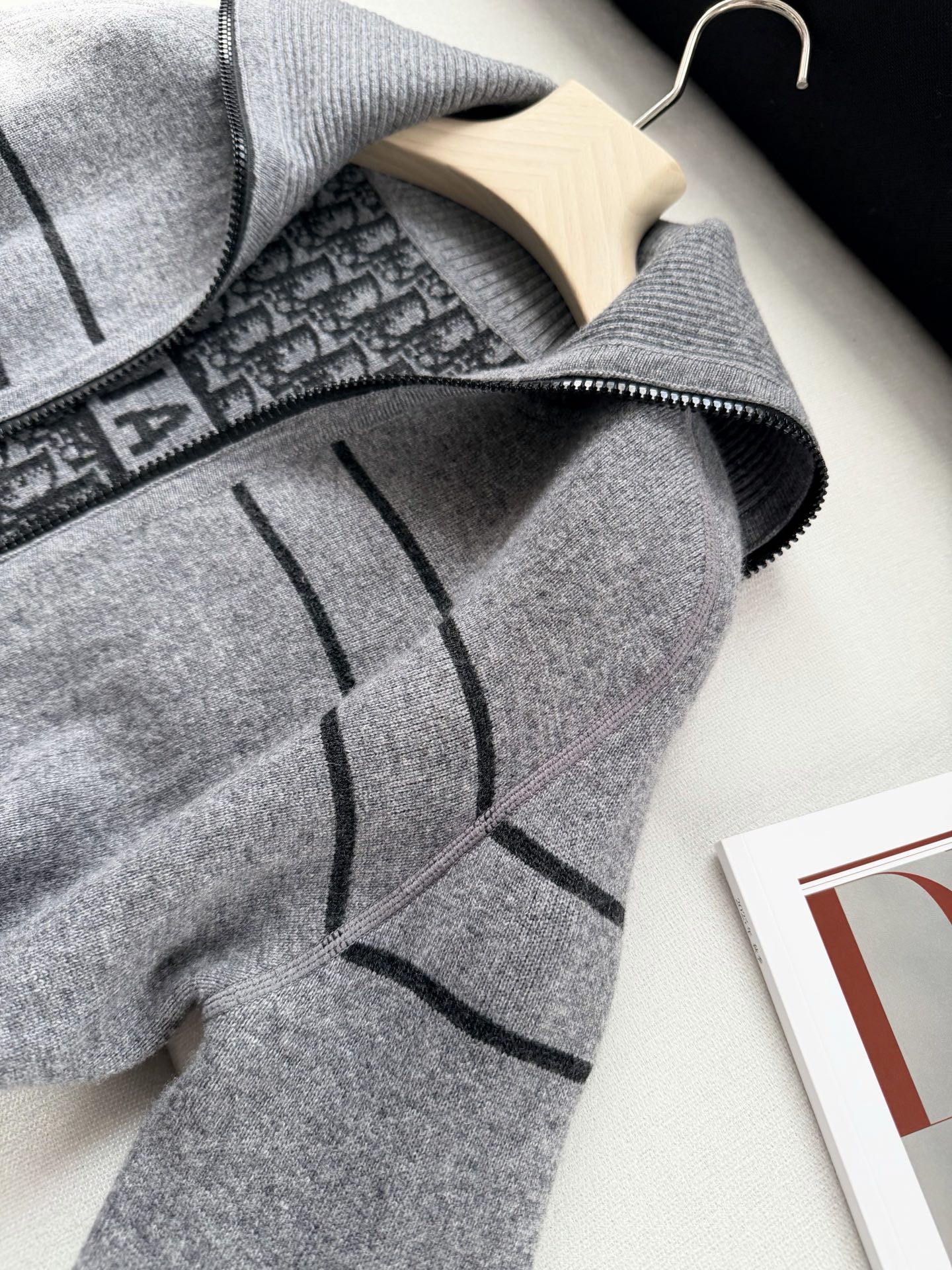 现货‼️‼️🛒款号12/双面连帽针织衫✨老花双面羊绒针织开衫，正面拉链搭配罗纹袖口和底边，一面经典老花，