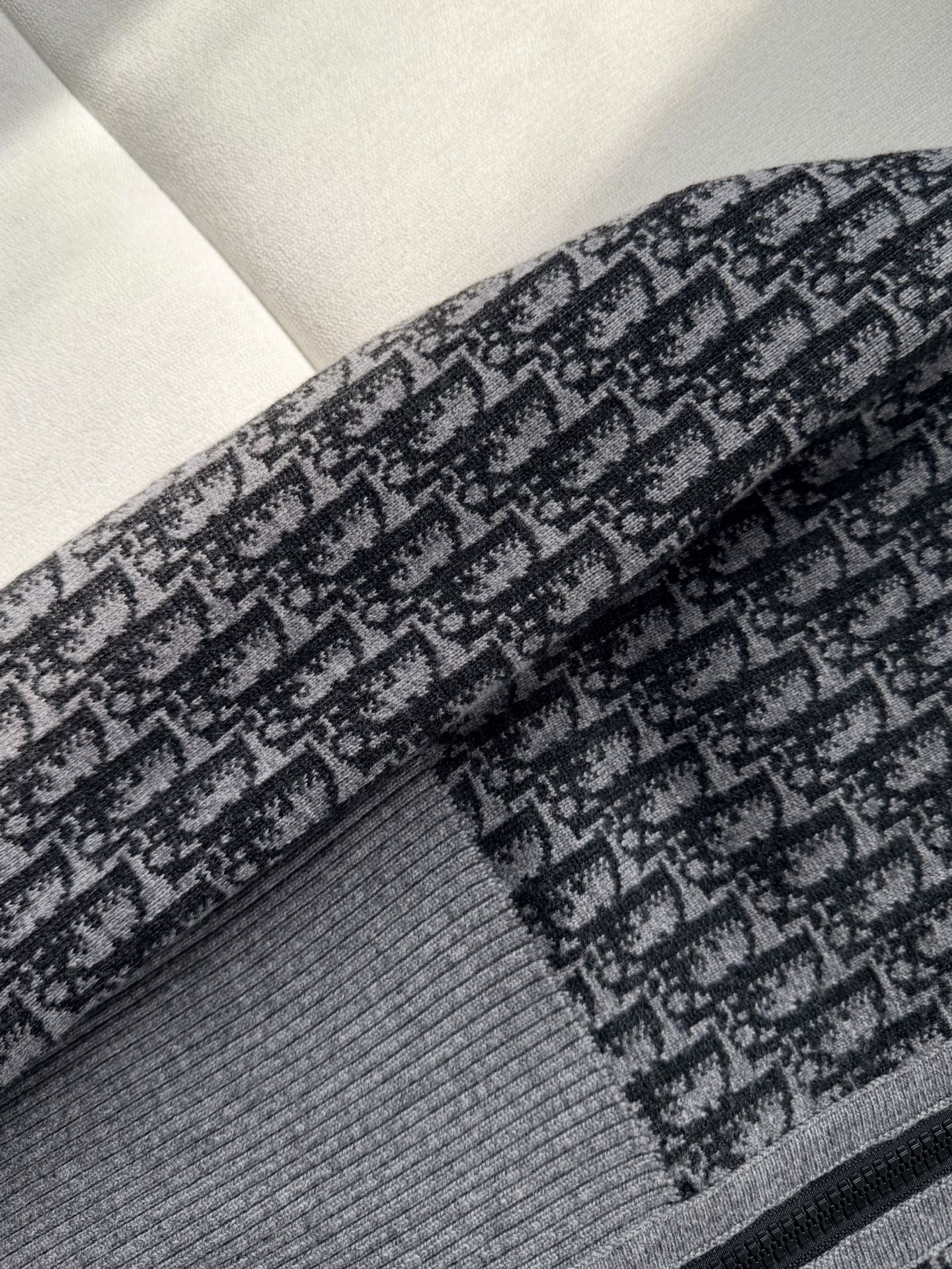 现货‼️‼️🛒款号12/双面连帽针织衫✨老花双面羊绒针织开衫，正面拉链搭配罗纹袖口和底边，一面经典老花，