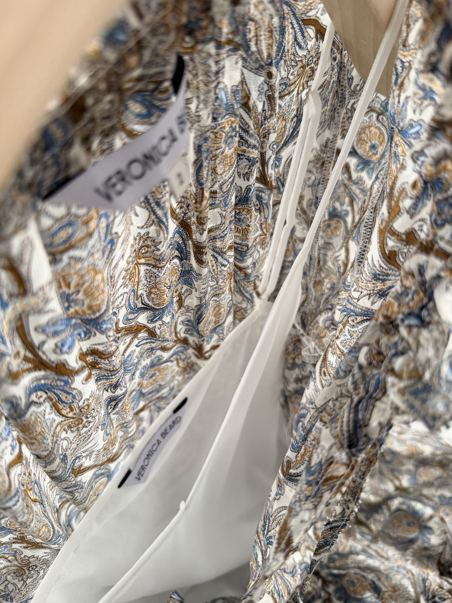 现货‼️‼️🛒款号L2518/剪花真丝连衣裙✨采用充满活力的Dove Multi佩斯利印花，裙身奢华的真