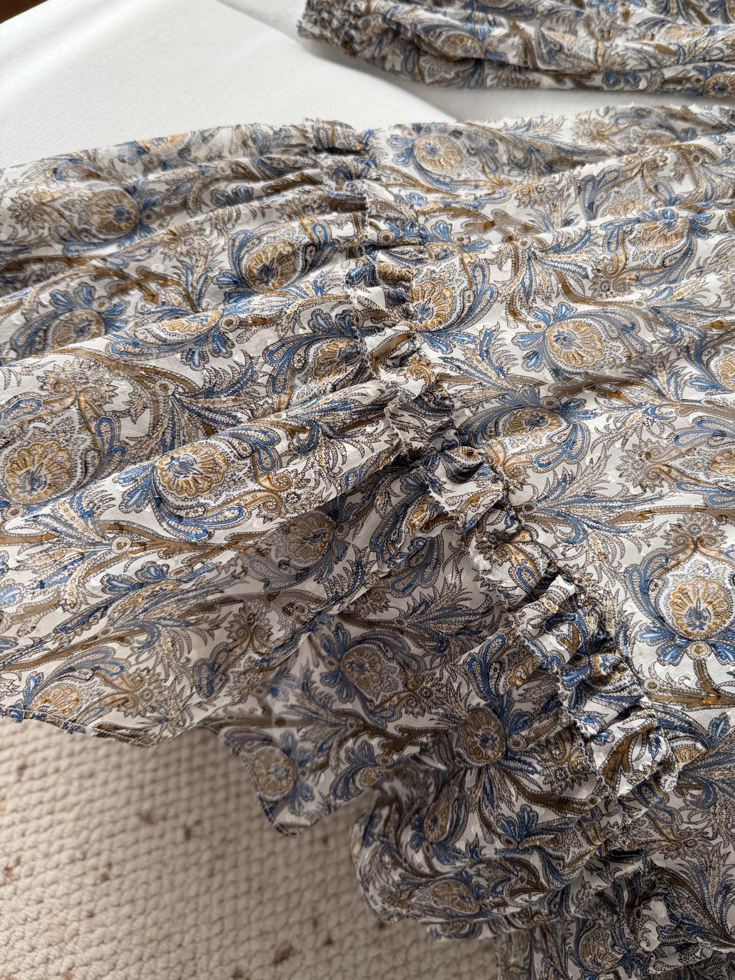 现货‼️‼️🛒款号L2518/剪花真丝连衣裙✨采用充满活力的Dove Multi佩斯利印花，裙身奢华的真