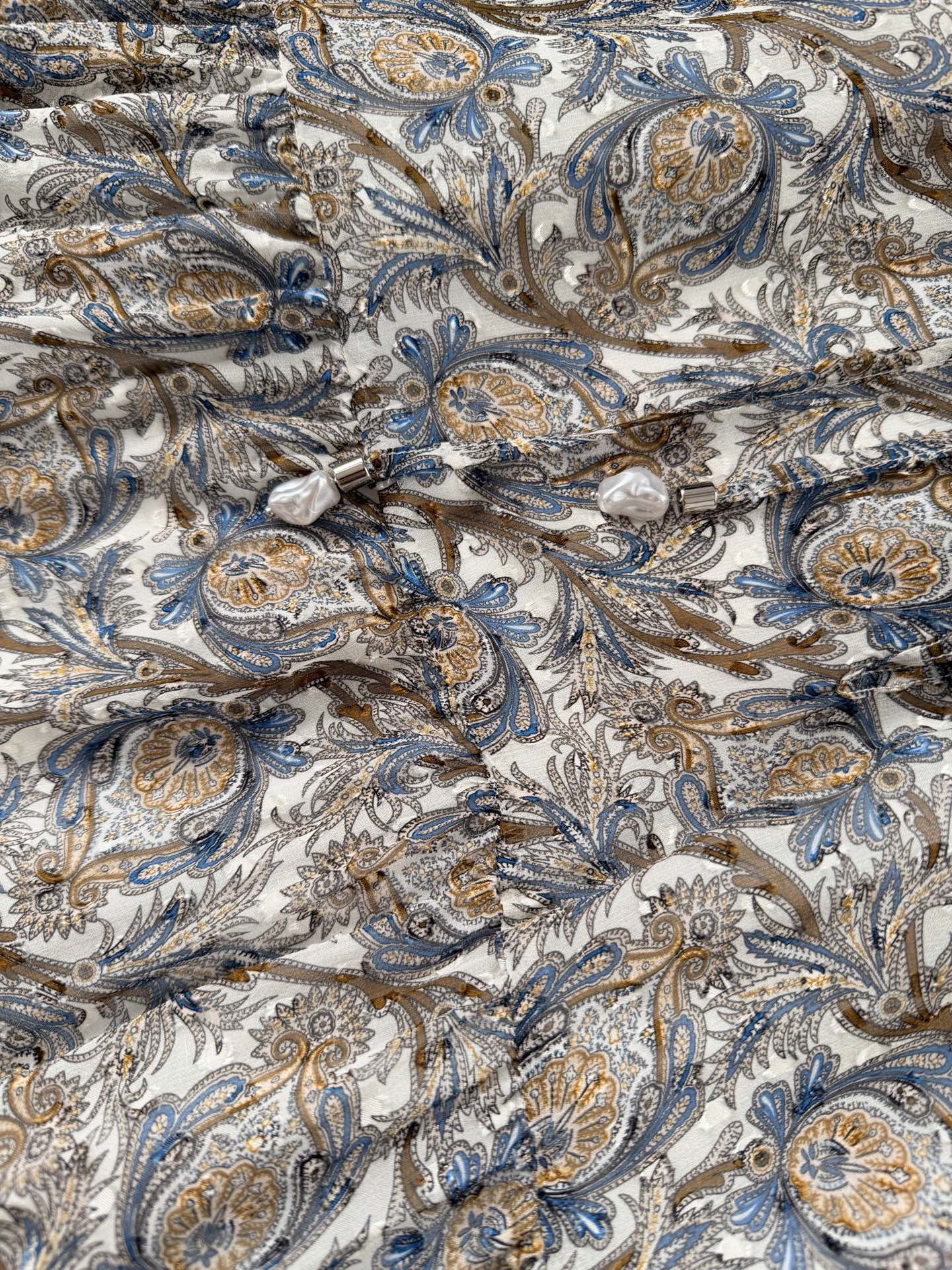 现货‼️‼️🛒款号L2518/剪花真丝连衣裙✨采用充满活力的Dove Multi佩斯利印花，裙身奢华的真