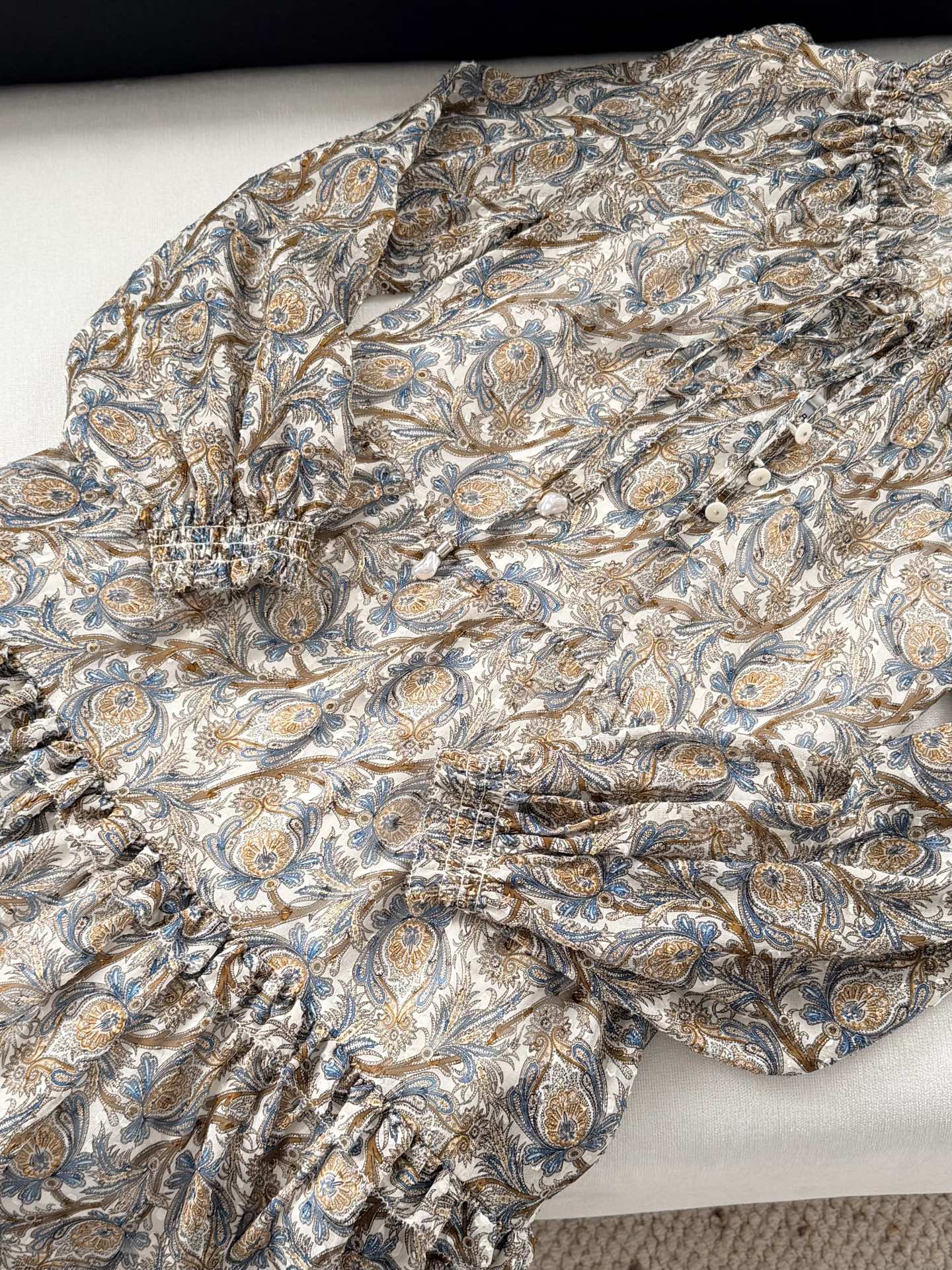 现货‼️‼️🛒款号L2518/剪花真丝连衣裙✨采用充满活力的Dove Multi佩斯利印花，裙身奢华的真