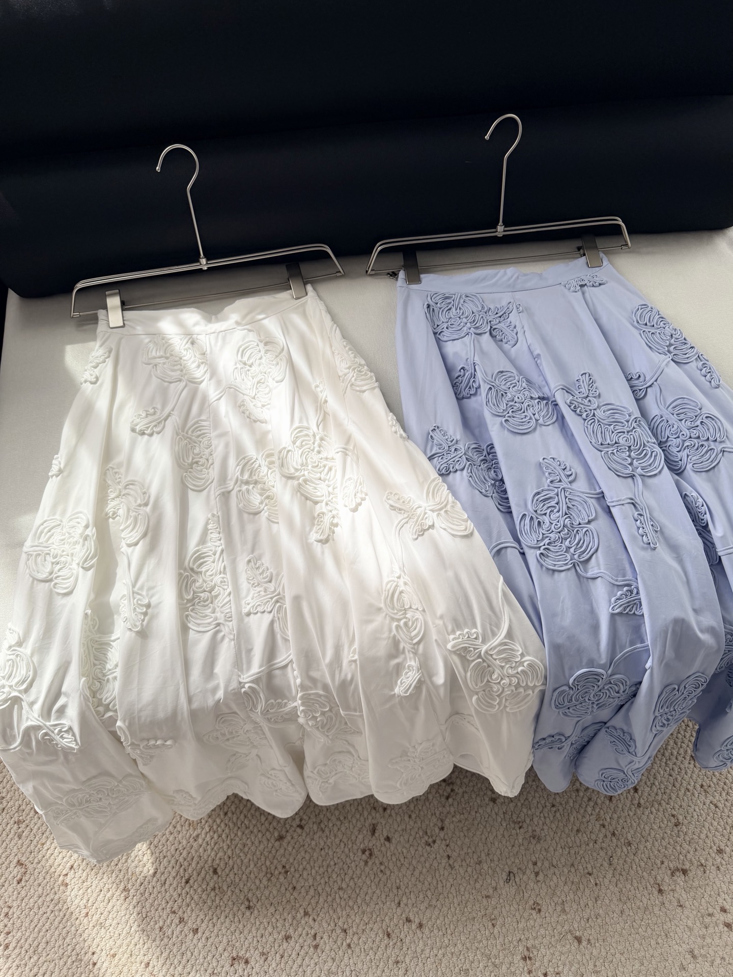 现货‼️‼️🛒款号807/手摇盘花刺绣半裙✨这条半裙在哥本哈根时装周很抢眼，大裙摆不再是惯性的印花，而是