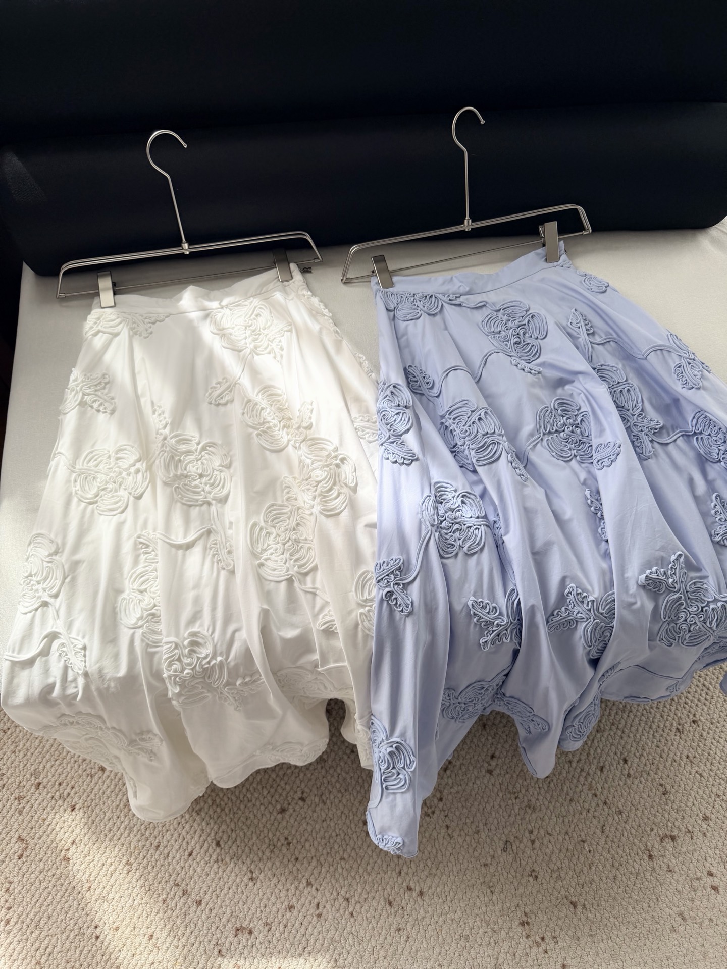 现货‼️‼️🛒款号807/手摇盘花刺绣半裙✨这条半裙在哥本哈根时装周很抢眼，大裙摆不再是惯性的印花，而是