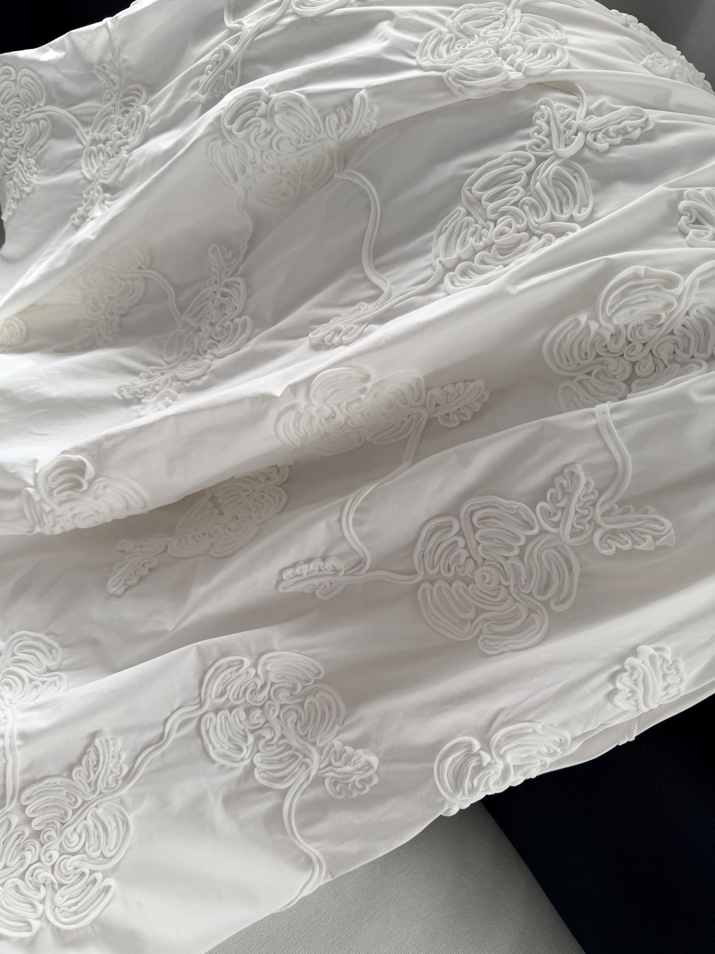 现货‼️‼️🛒款号807/手摇盘花刺绣半裙✨这条半裙在哥本哈根时装周很抢眼，大裙摆不再是惯性的印花，而是