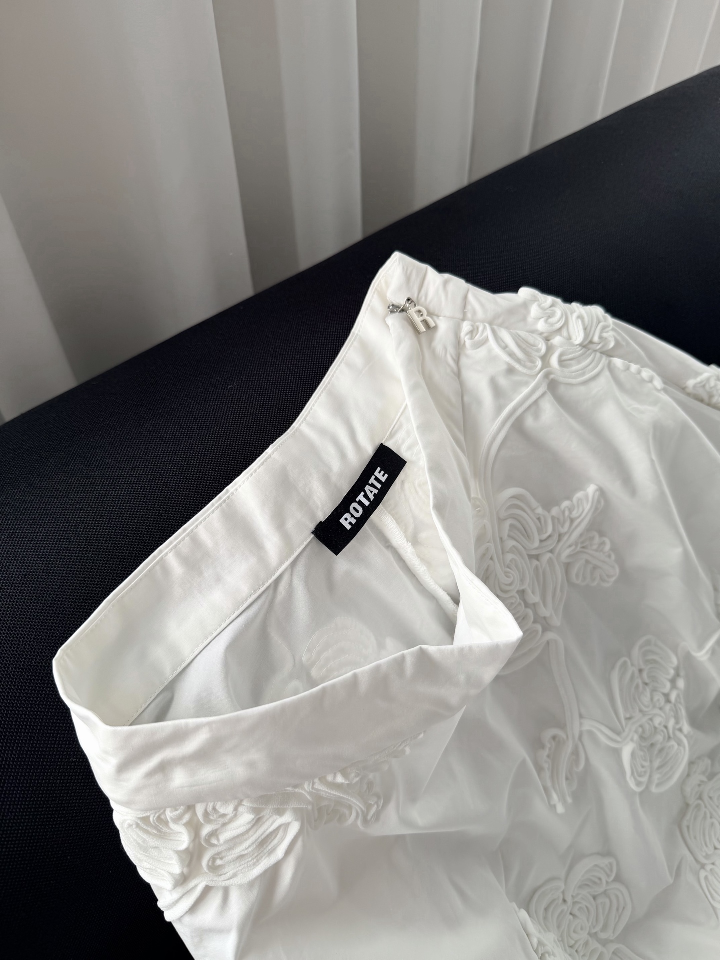 现货‼️‼️🛒款号807/手摇盘花刺绣半裙✨这条半裙在哥本哈根时装周很抢眼，大裙摆不再是惯性的印花，而是