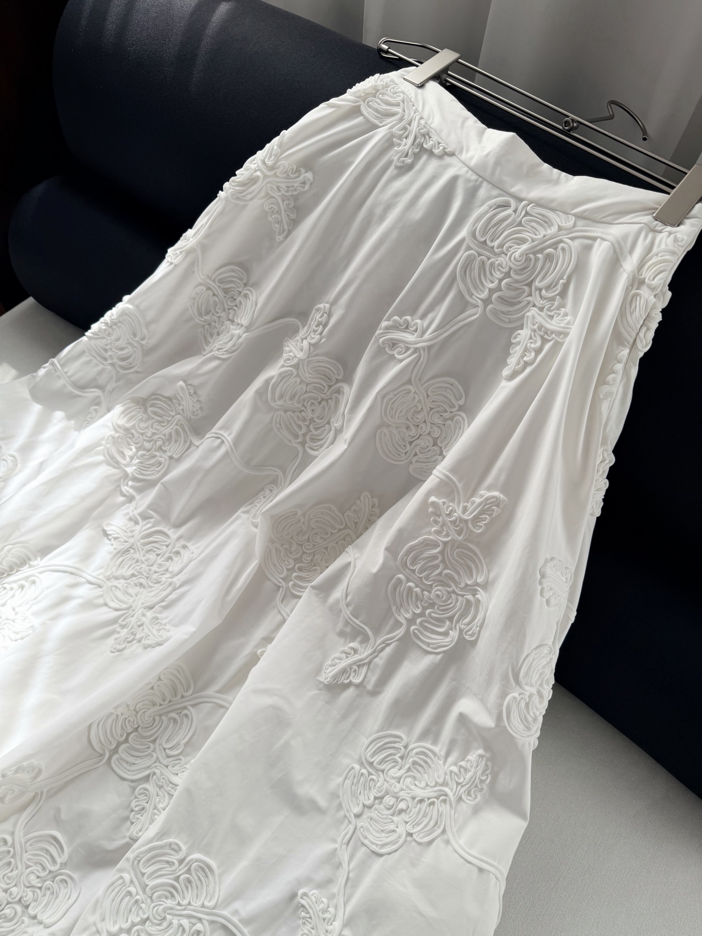 现货‼️‼️🛒款号807/手摇盘花刺绣半裙✨这条半裙在哥本哈根时装周很抢眼，大裙摆不再是惯性的印花，而是