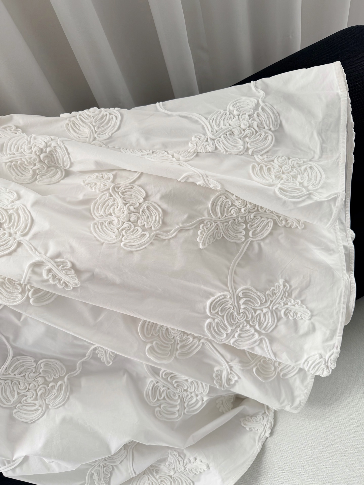 现货‼️‼️🛒款号807/手摇盘花刺绣半裙✨这条半裙在哥本哈根时装周很抢眼，大裙摆不再是惯性的印花，而是