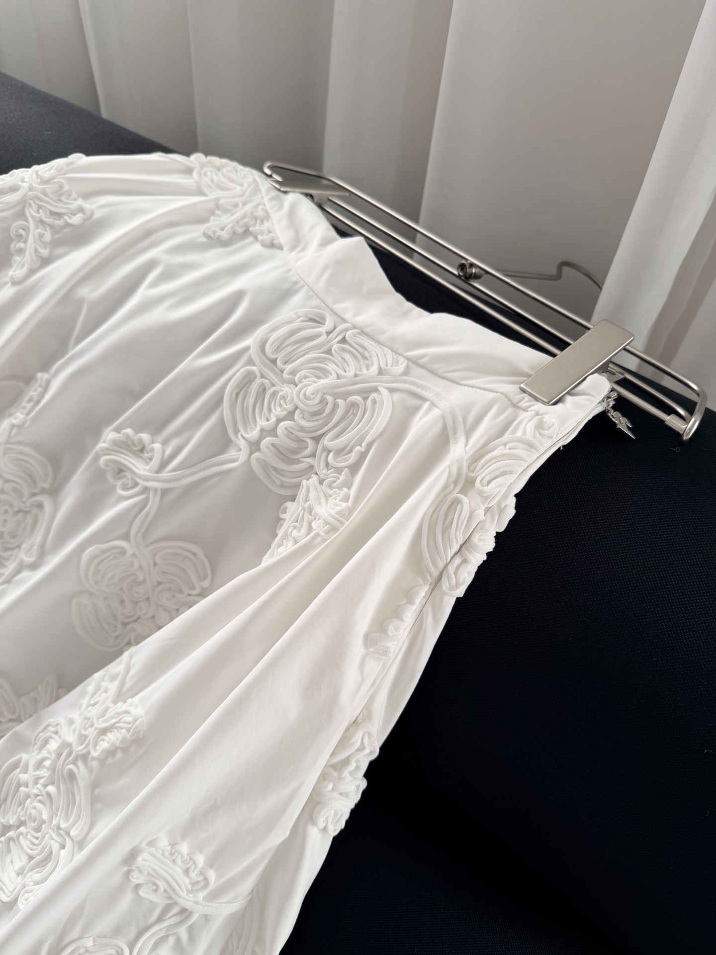 现货‼️‼️🛒款号807/手摇盘花刺绣半裙✨这条半裙在哥本哈根时装周很抢眼，大裙摆不再是惯性的印花，而是