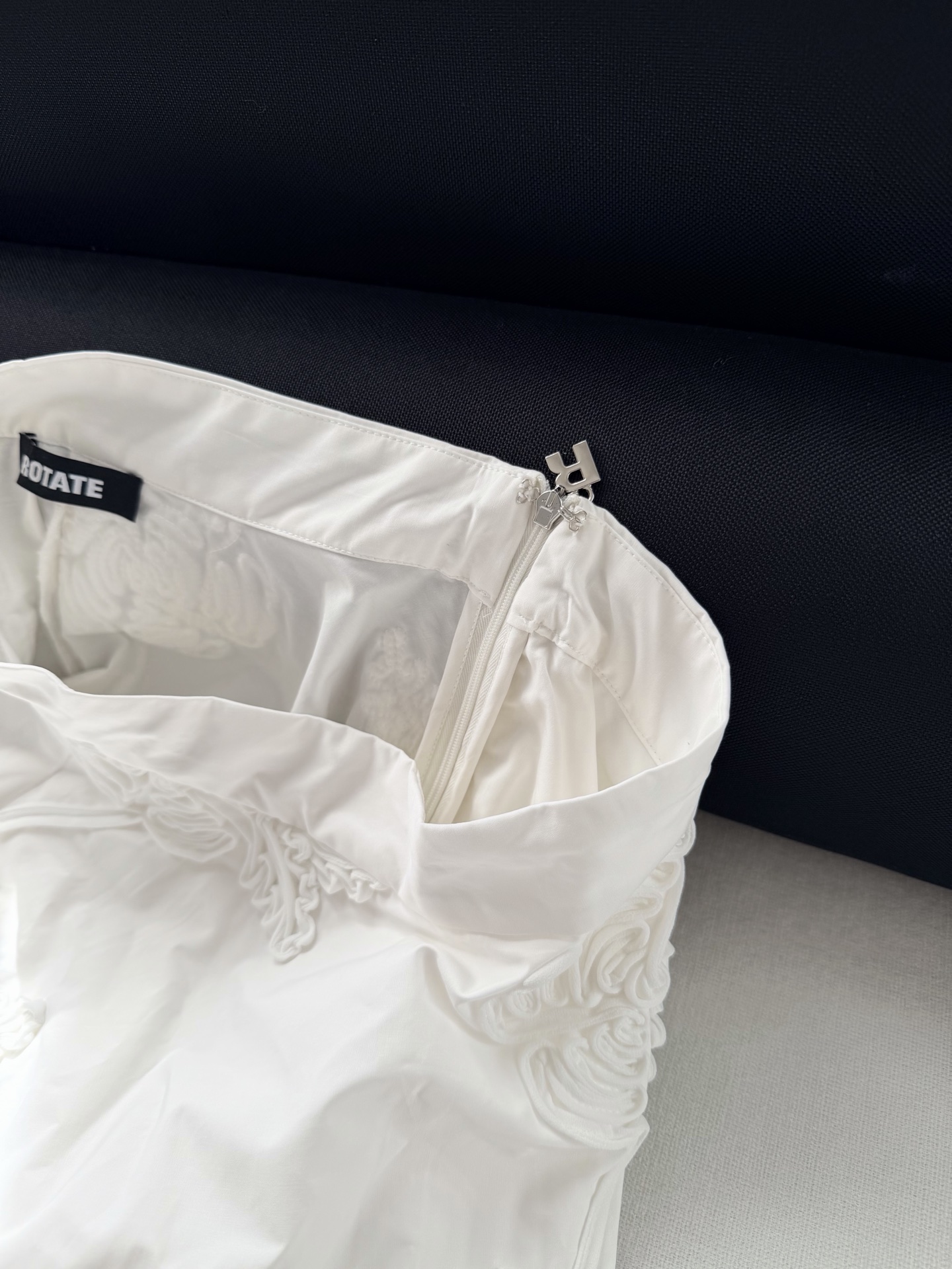 现货‼️‼️🛒款号807/手摇盘花刺绣半裙✨这条半裙在哥本哈根时装周很抢眼，大裙摆不再是惯性的印花，而是