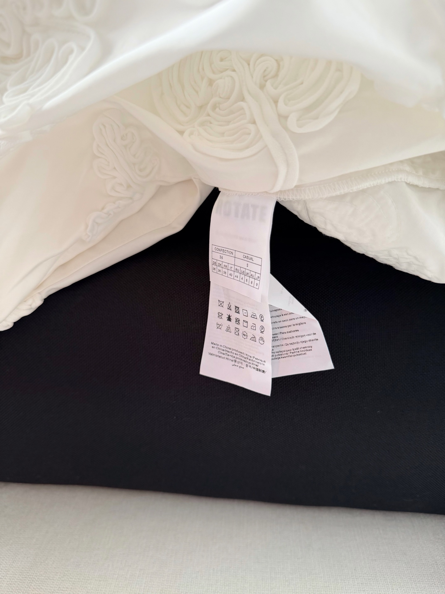 现货‼️‼️🛒款号807/手摇盘花刺绣半裙✨这条半裙在哥本哈根时装周很抢眼，大裙摆不再是惯性的印花，而是