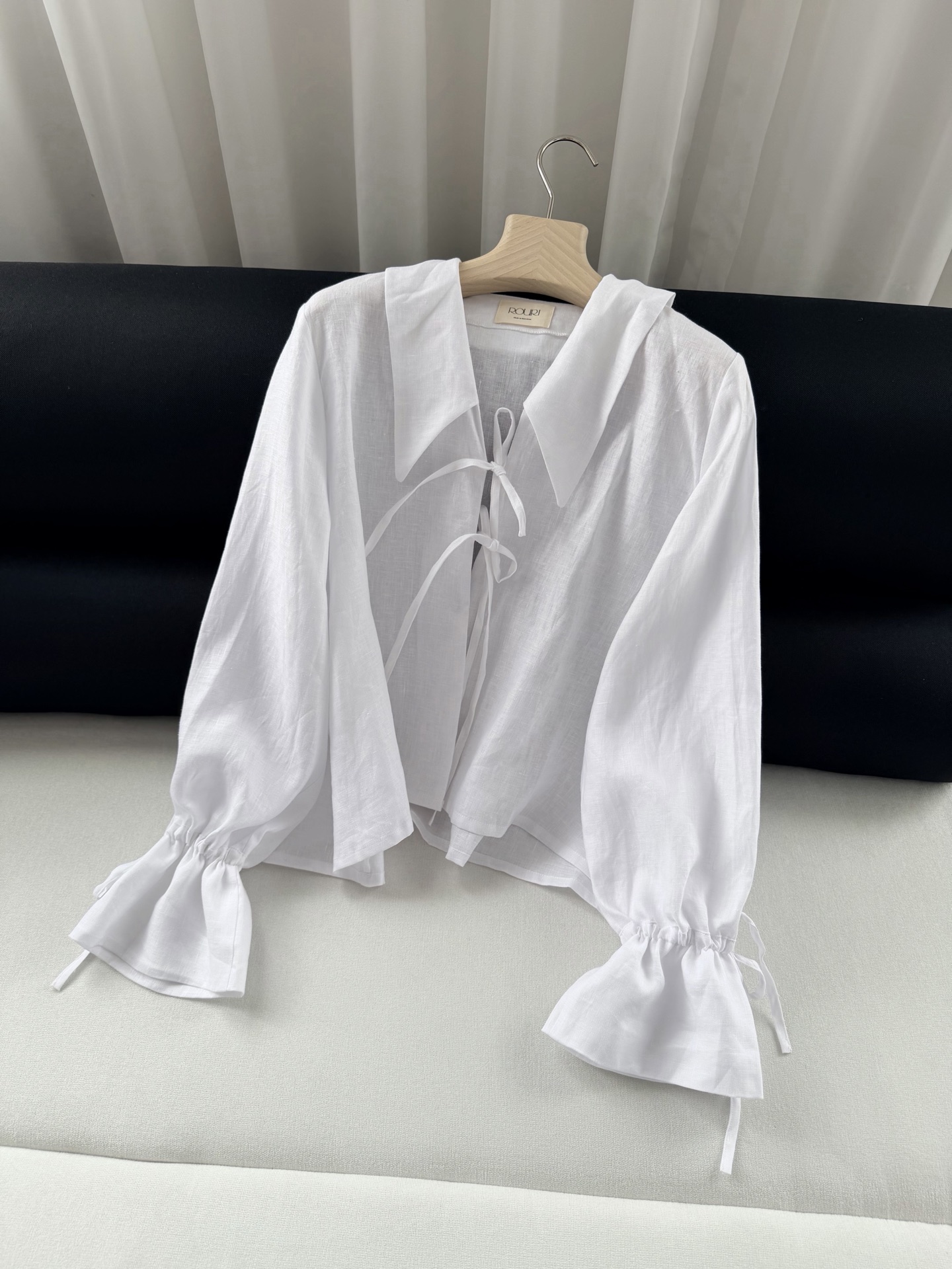 现货‼️‼️🛒款号708/法式亚麻衬衫✨复古减龄翻领白衬衫，一瞬入夏，以轻巧姿态回应热浪，虽然亚麻会皱巴