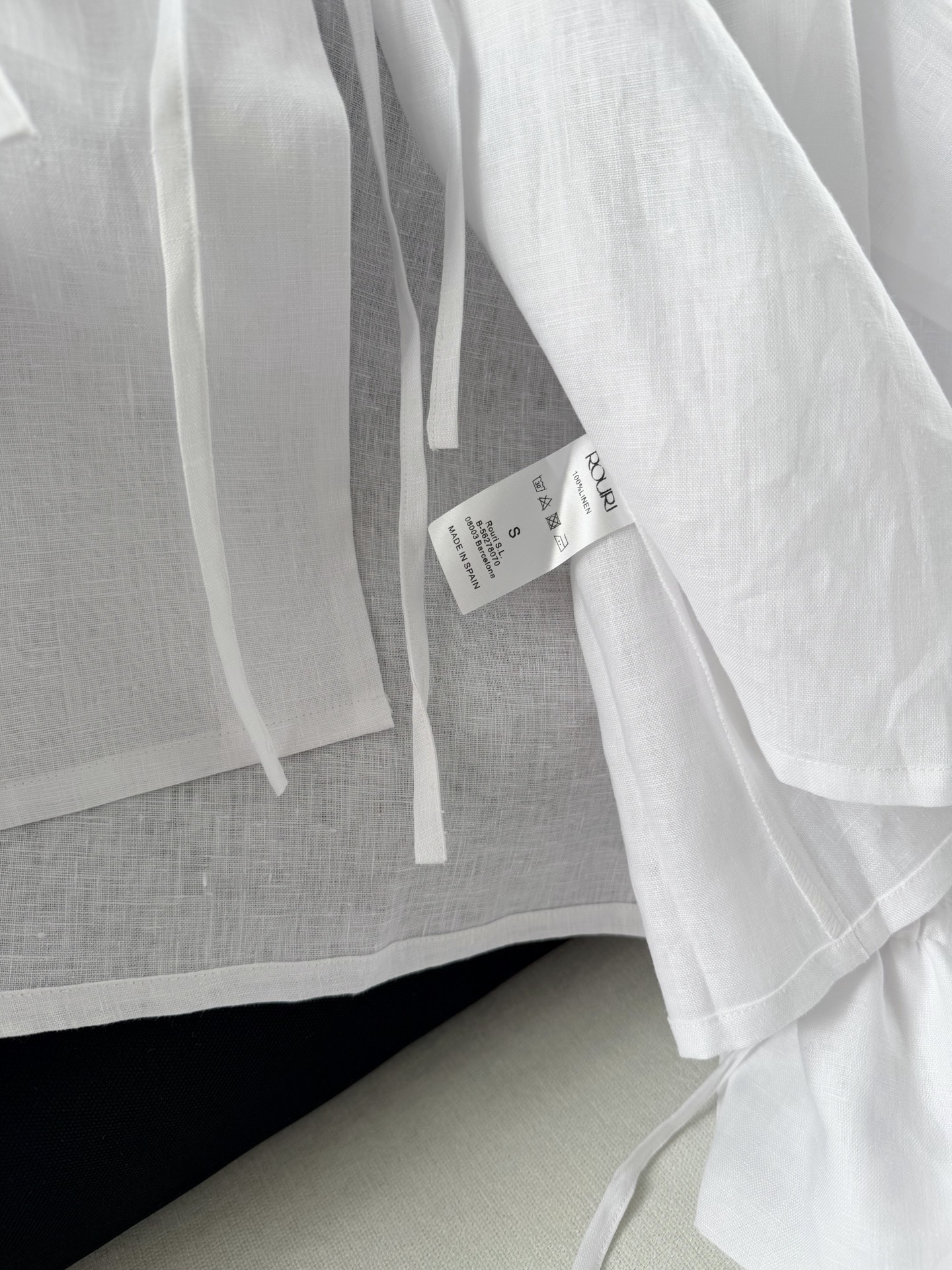 现货‼️‼️🛒款号708/法式亚麻衬衫✨复古减龄翻领白衬衫，一瞬入夏，以轻巧姿态回应热浪，虽然亚麻会皱巴