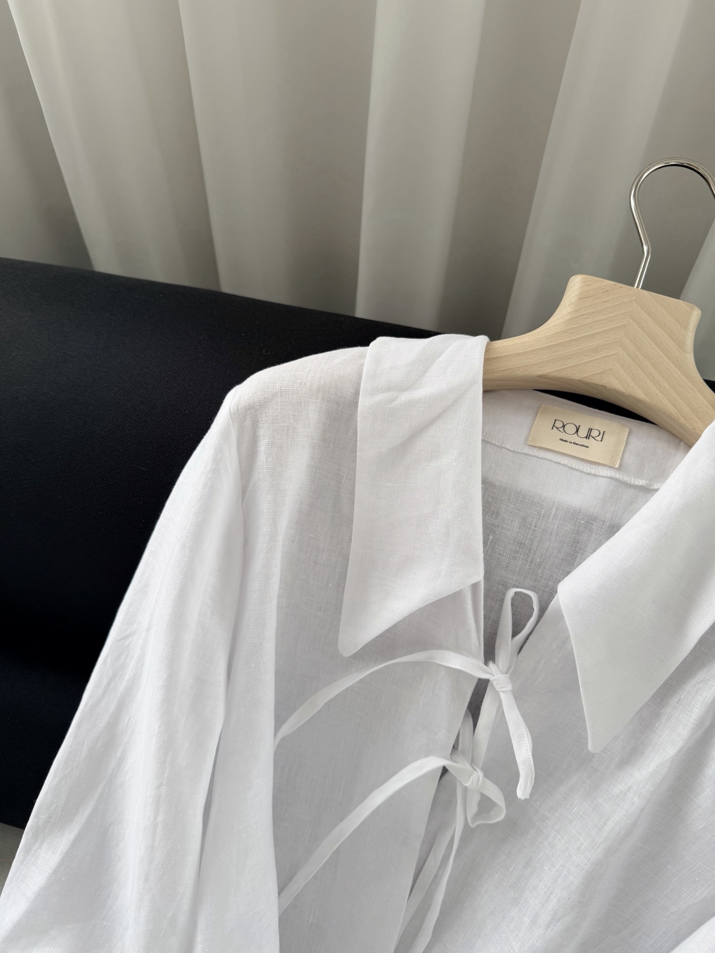 现货‼️‼️🛒款号708/法式亚麻衬衫✨复古减龄翻领白衬衫，一瞬入夏，以轻巧姿态回应热浪，虽然亚麻会皱巴