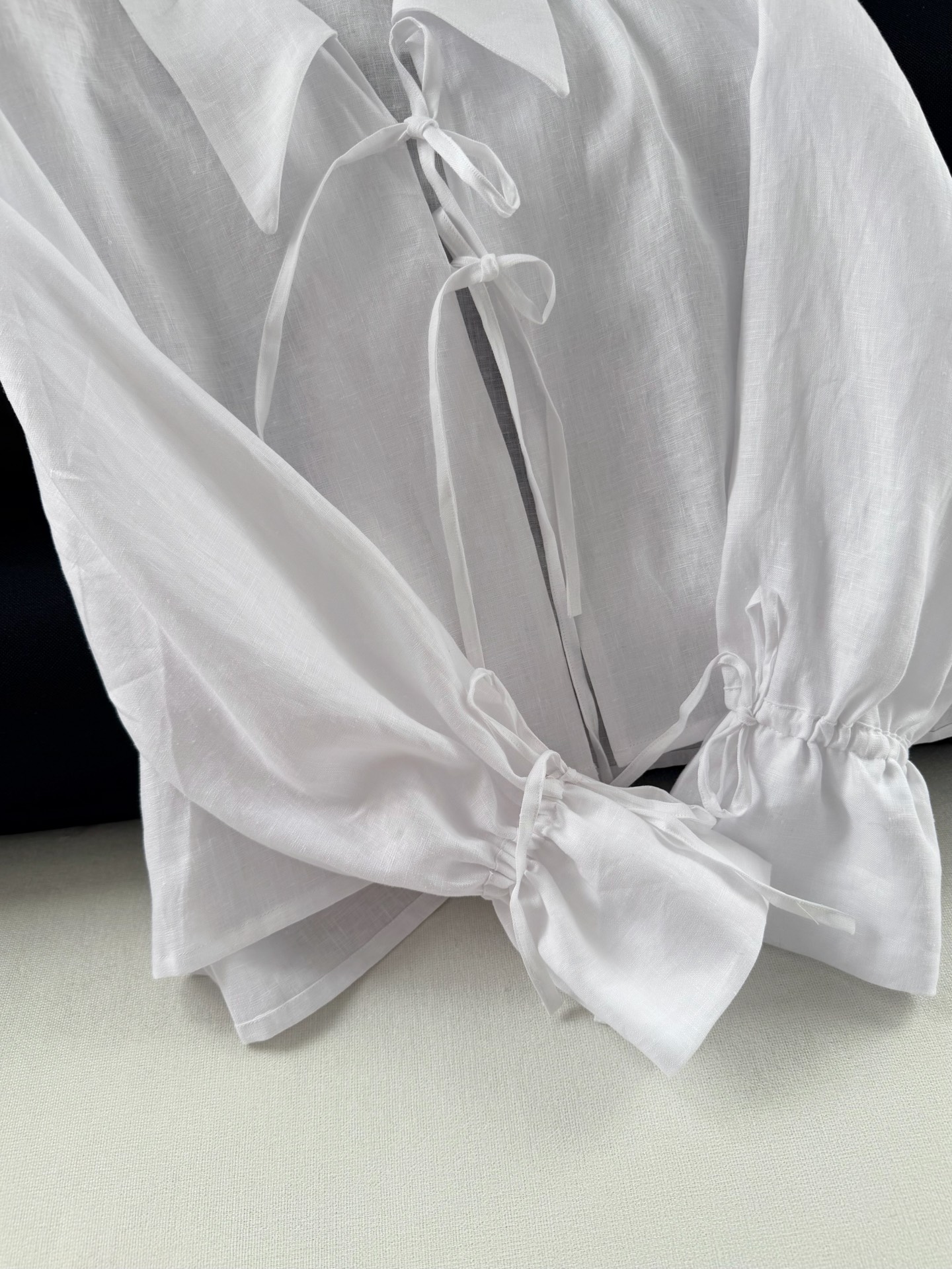 现货‼️‼️🛒款号708/法式亚麻衬衫✨复古减龄翻领白衬衫，一瞬入夏，以轻巧姿态回应热浪，虽然亚麻会皱巴