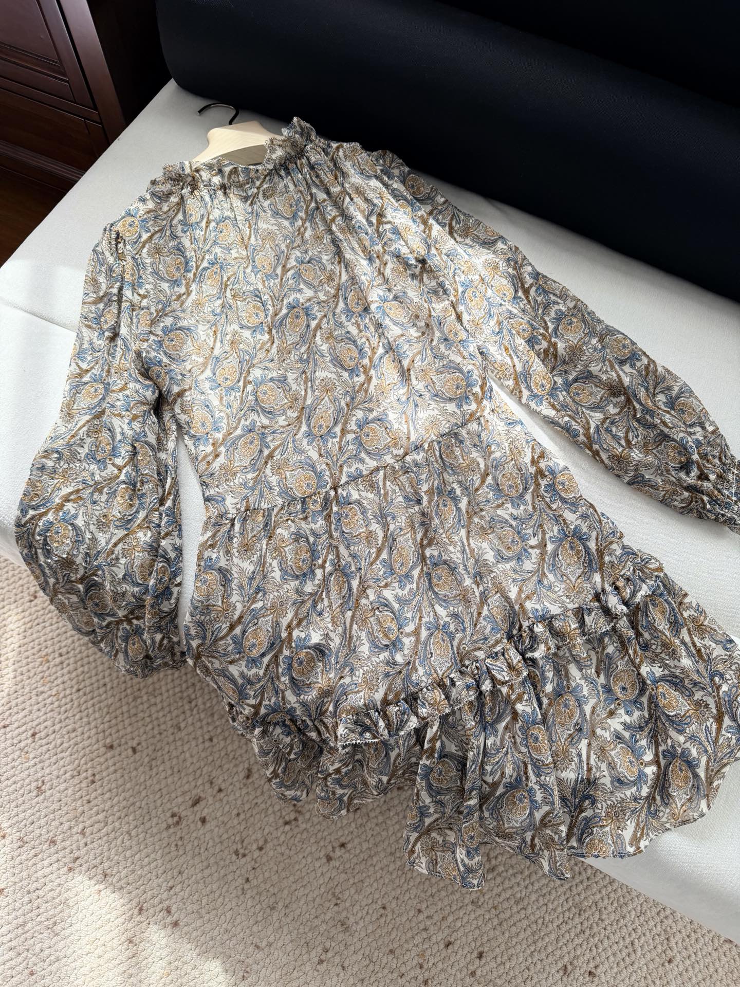 现货‼️‼️🛒款号L2518/剪花真丝连衣裙✨采用充满活力的Dove Multi佩斯利印花，裙身奢华的真