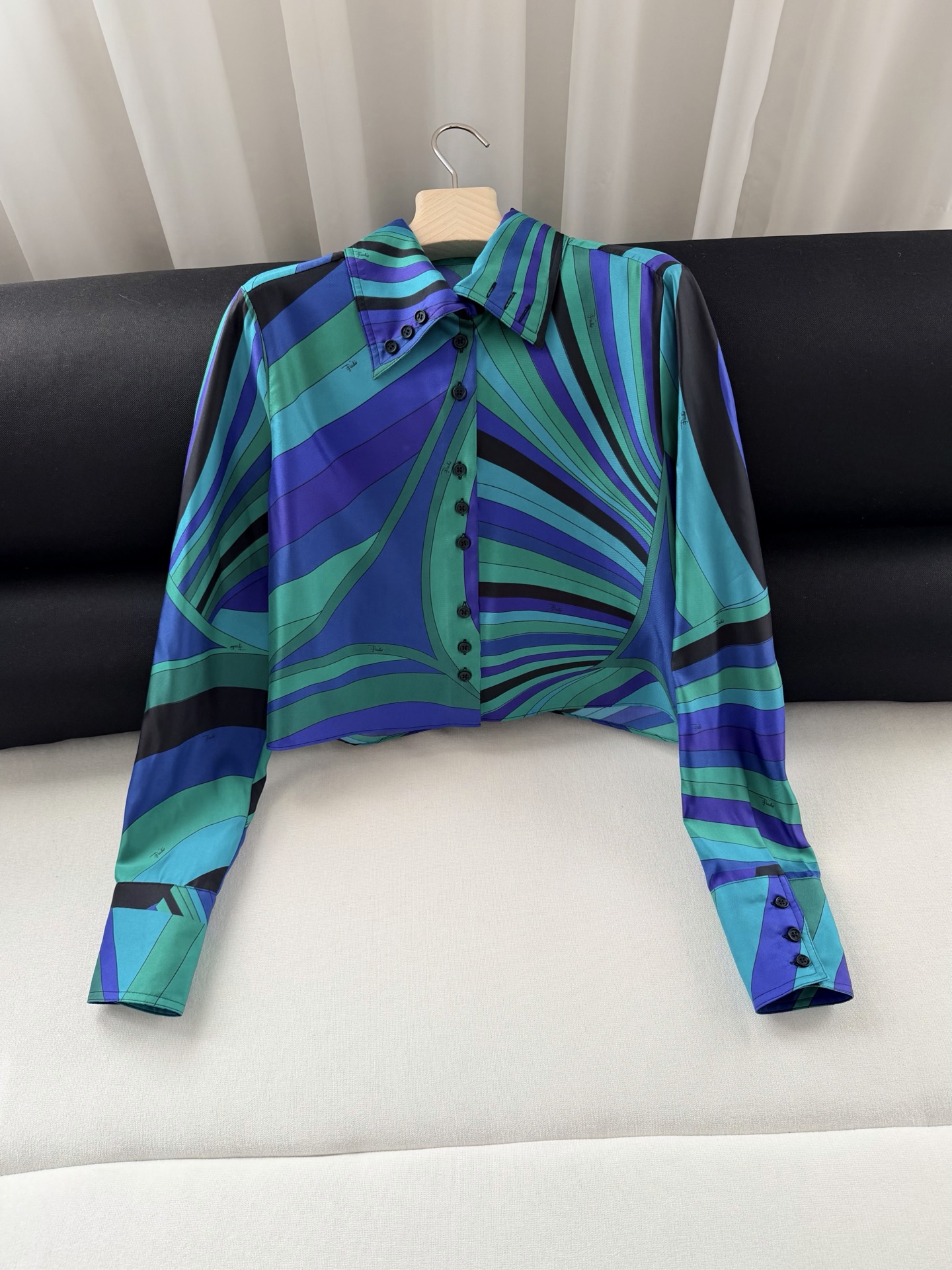 现货‼️‼️/真丝印花衬衫✨100%重磅斜纹真丝、饰有标志的lride图案，短身裁剪，可搭配系列长裤 打