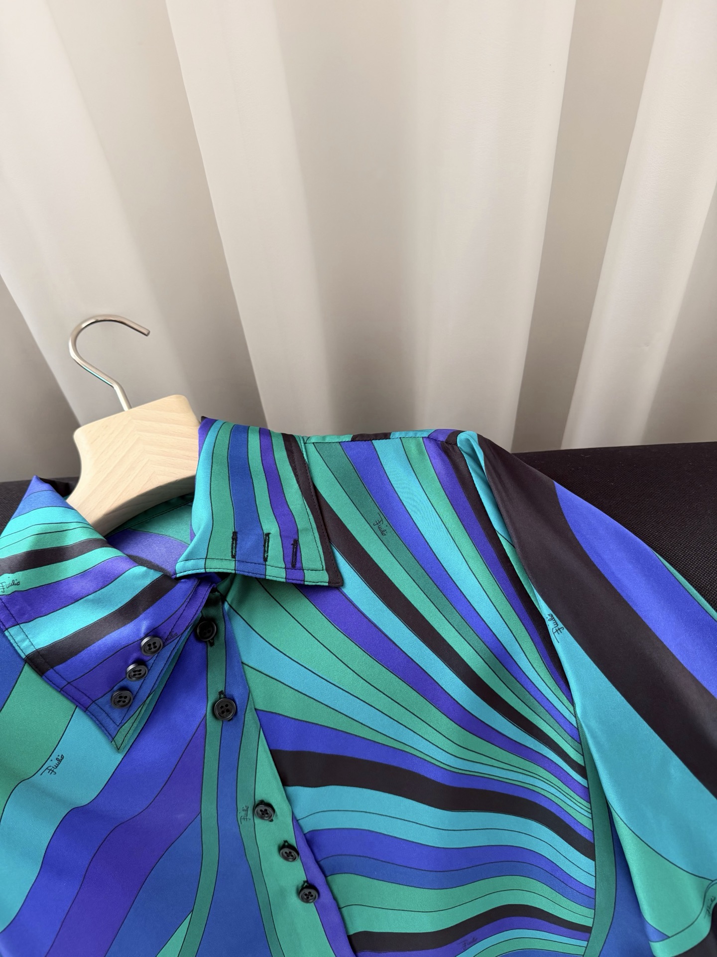 现货‼️‼️/真丝印花衬衫✨100%重磅斜纹真丝、饰有标志的lride图案，短身裁剪，可搭配系列长裤 打