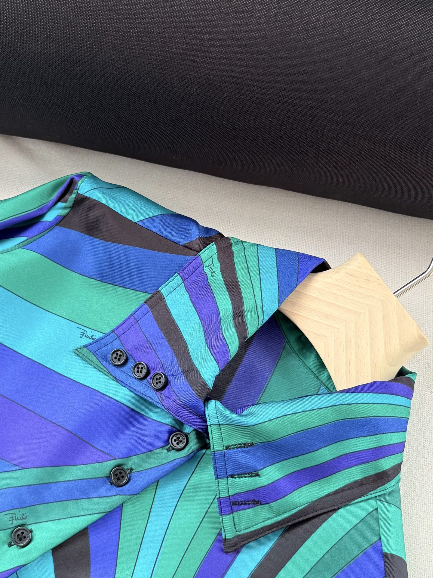 现货‼️‼️/真丝印花衬衫✨100%重磅斜纹真丝、饰有标志的lride图案，短身裁剪，可搭配系列长裤 打