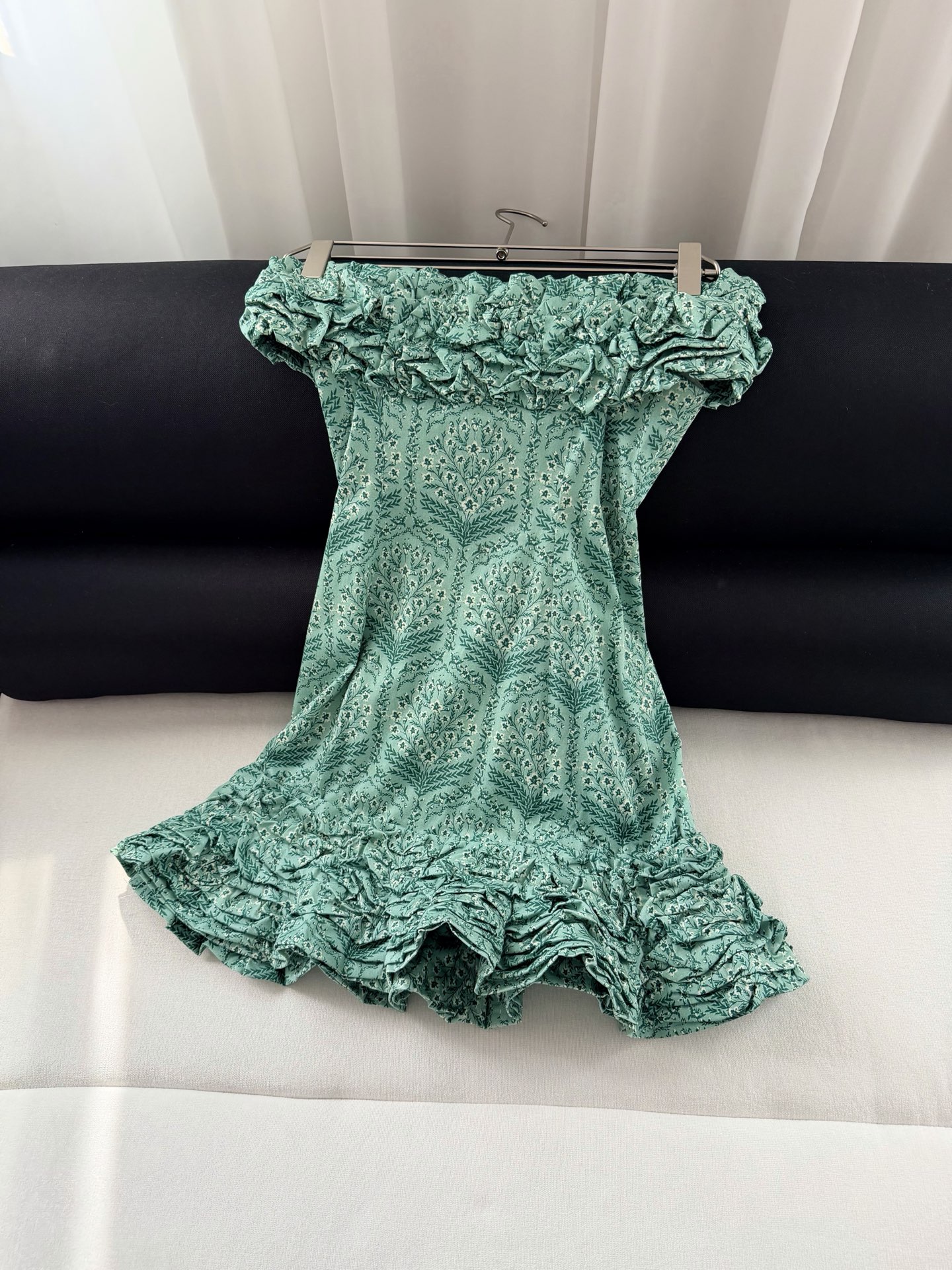 现货‼️‼️/抽褶露肩连衣裙✨Agua本季的大热门，手工捏褶荷叶边层次叠加，印花清晰脱俗，这个绿色的饱和