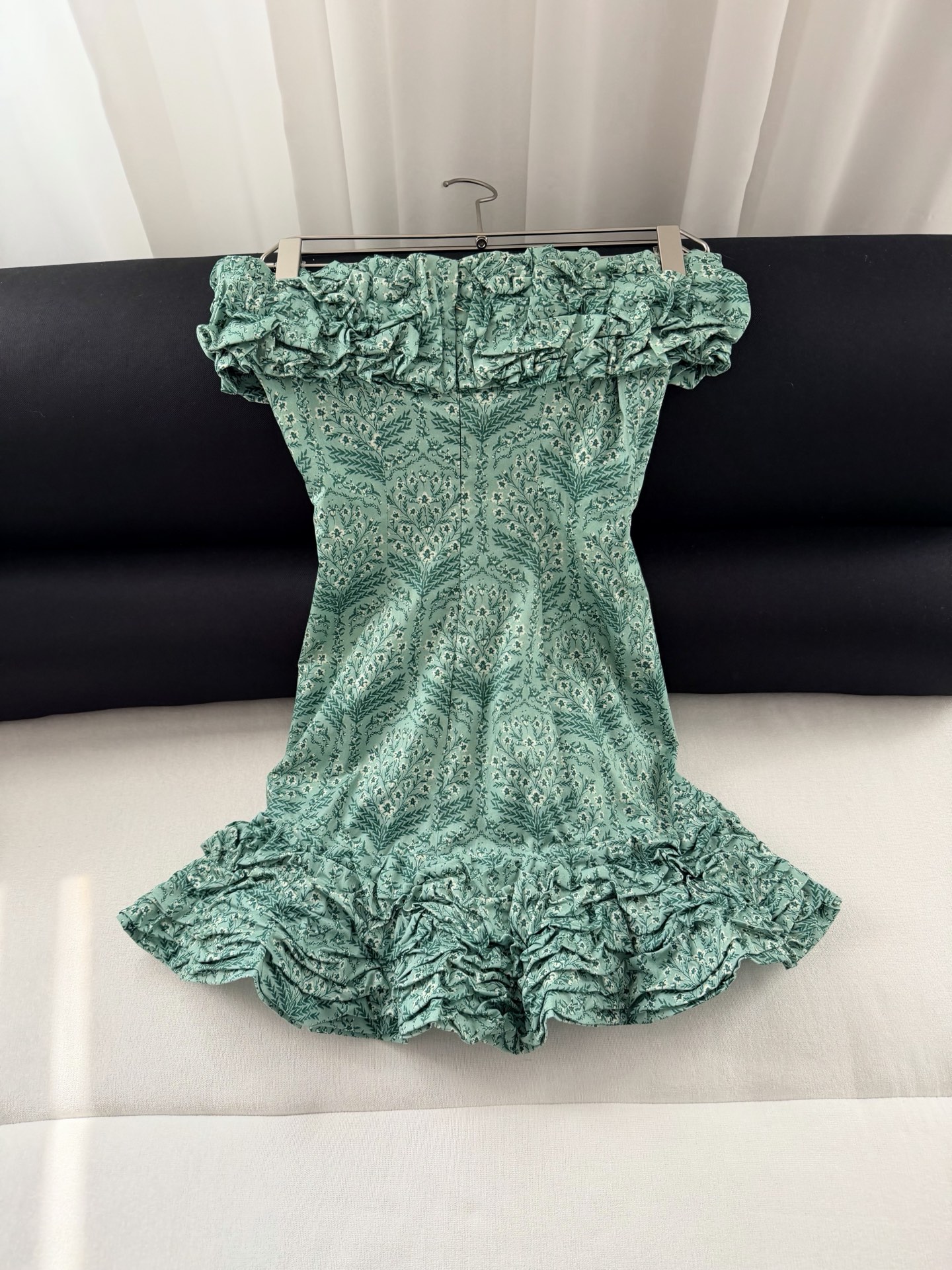 现货‼️‼️/抽褶露肩连衣裙✨Agua本季的大热门，手工捏褶荷叶边层次叠加，印花清晰脱俗，这个绿色的饱和