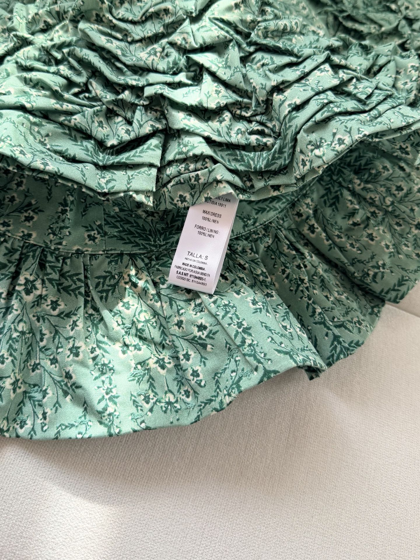 现货‼️‼️/抽褶露肩连衣裙✨Agua本季的大热门，手工捏褶荷叶边层次叠加，印花清晰脱俗，这个绿色的饱和