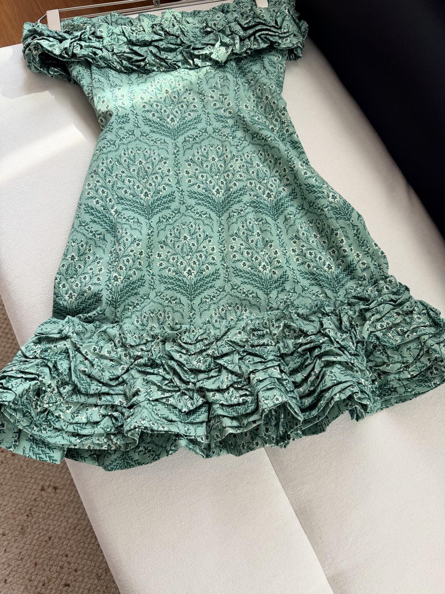 现货‼️‼️/抽褶露肩连衣裙✨Agua本季的大热门，手工捏褶荷叶边层次叠加，印花清晰脱俗，这个绿色的饱和