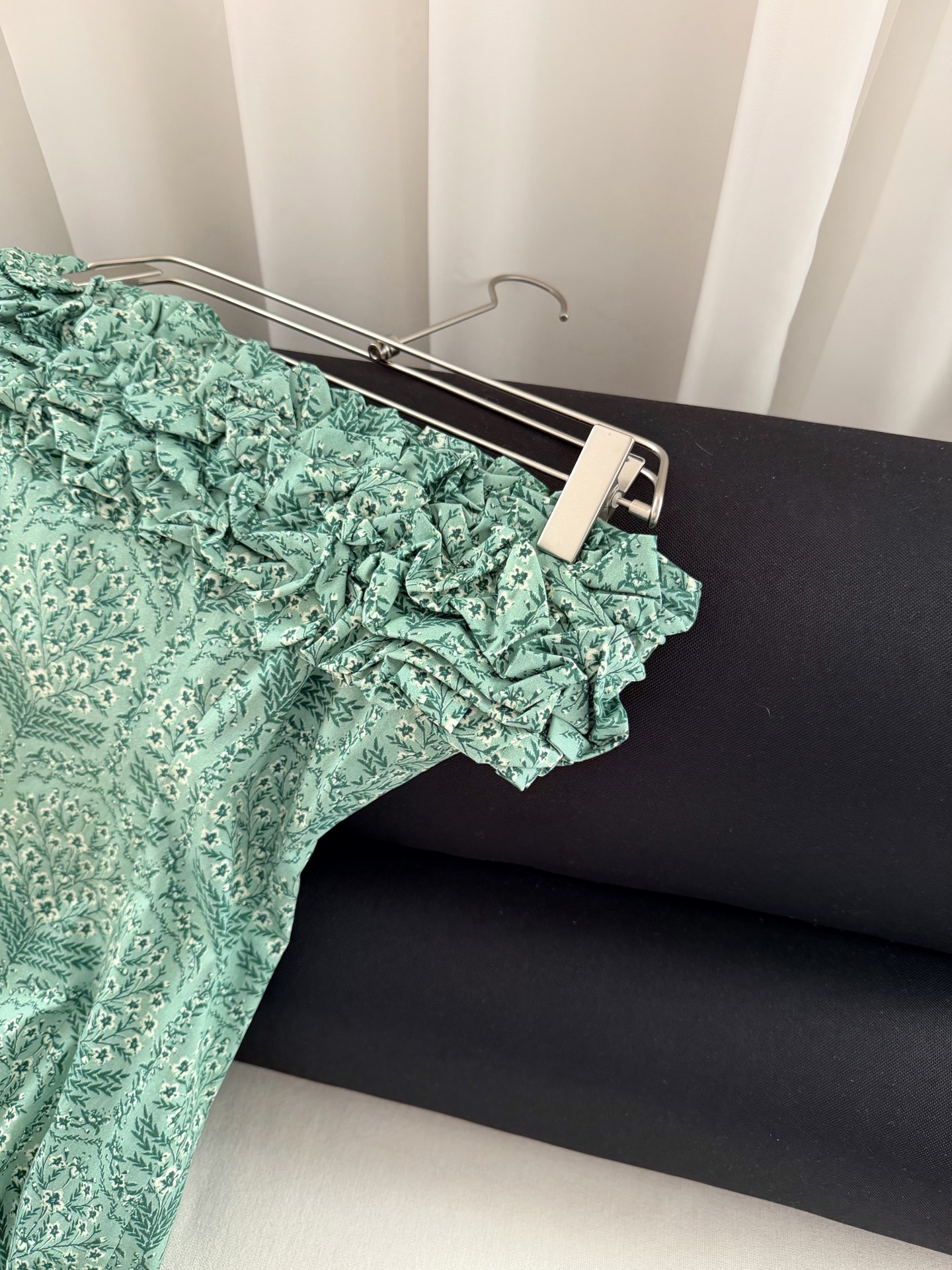 现货‼️‼️/抽褶露肩连衣裙✨Agua本季的大热门，手工捏褶荷叶边层次叠加，印花清晰脱俗，这个绿色的饱和