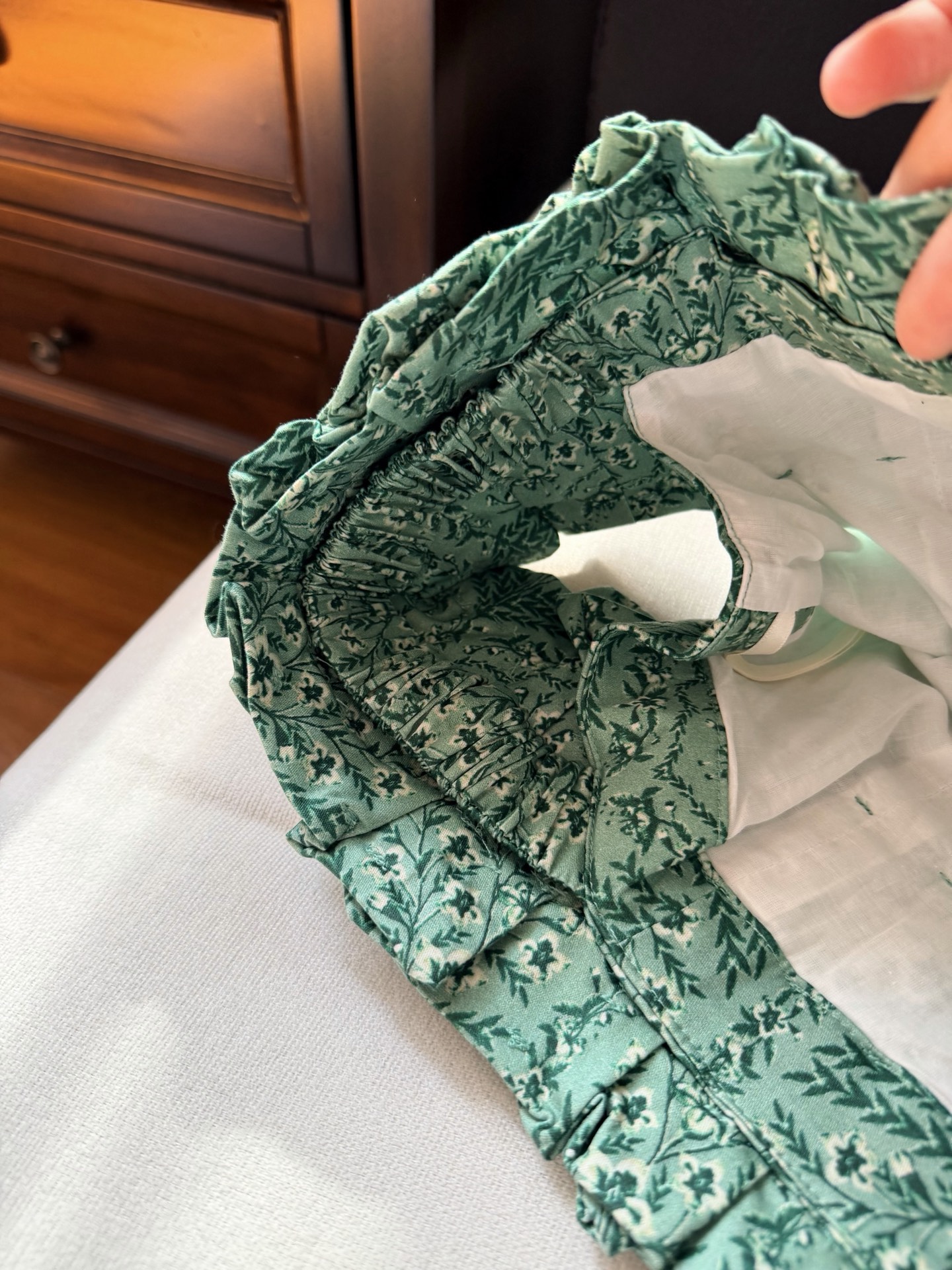 现货‼️‼️/抽褶露肩连衣裙✨Agua本季的大热门，手工捏褶荷叶边层次叠加，印花清晰脱俗，这个绿色的饱和