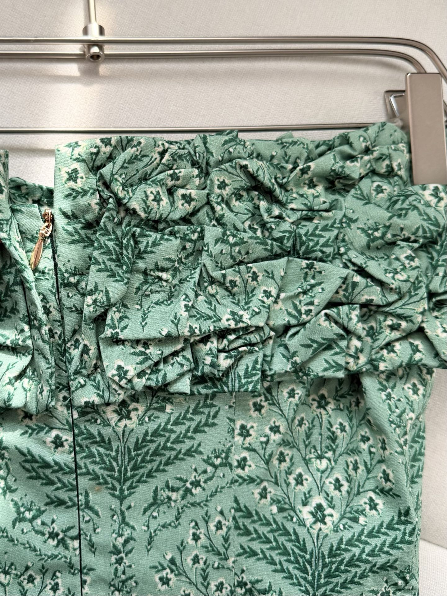 现货‼️‼️/抽褶露肩连衣裙✨Agua本季的大热门，手工捏褶荷叶边层次叠加，印花清晰脱俗，这个绿色的饱和