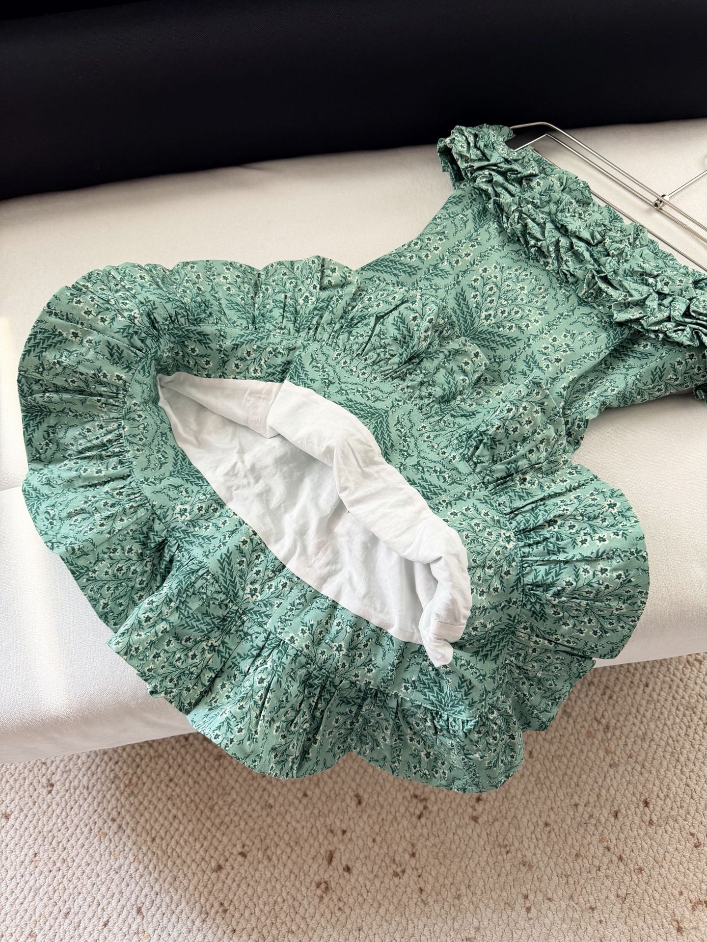 现货‼️‼️/抽褶露肩连衣裙✨Agua本季的大热门，手工捏褶荷叶边层次叠加，印花清晰脱俗，这个绿色的饱和