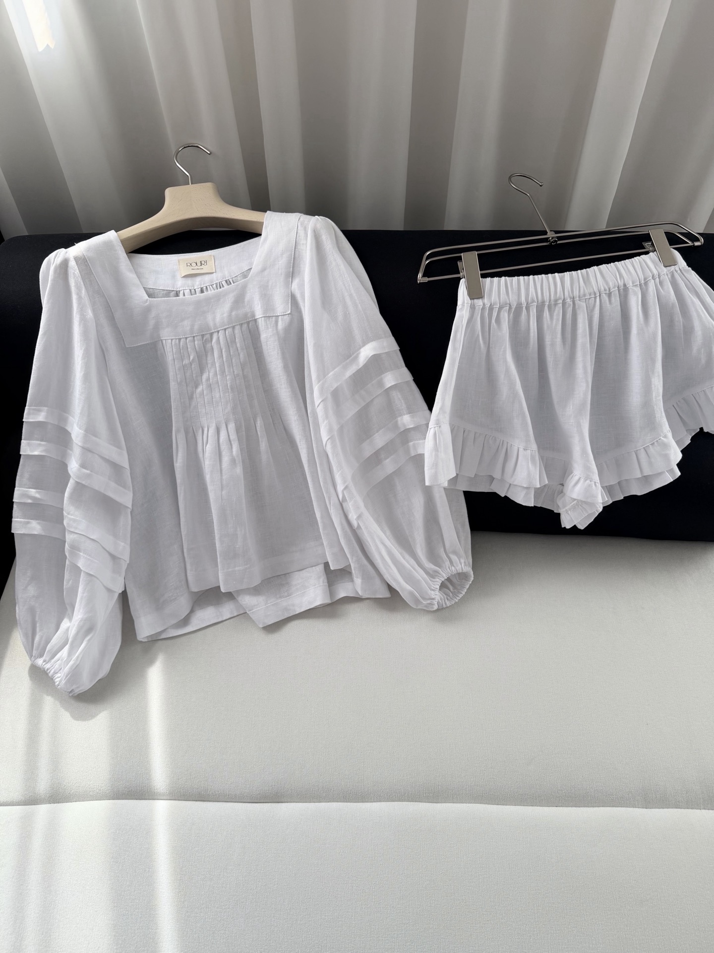 现货‼️‼️/亚麻套装✨来自西班牙的小众品牌，喜欢亚麻原生与纯真感，以强调拥抱自然、回归宁静的整体性，坚