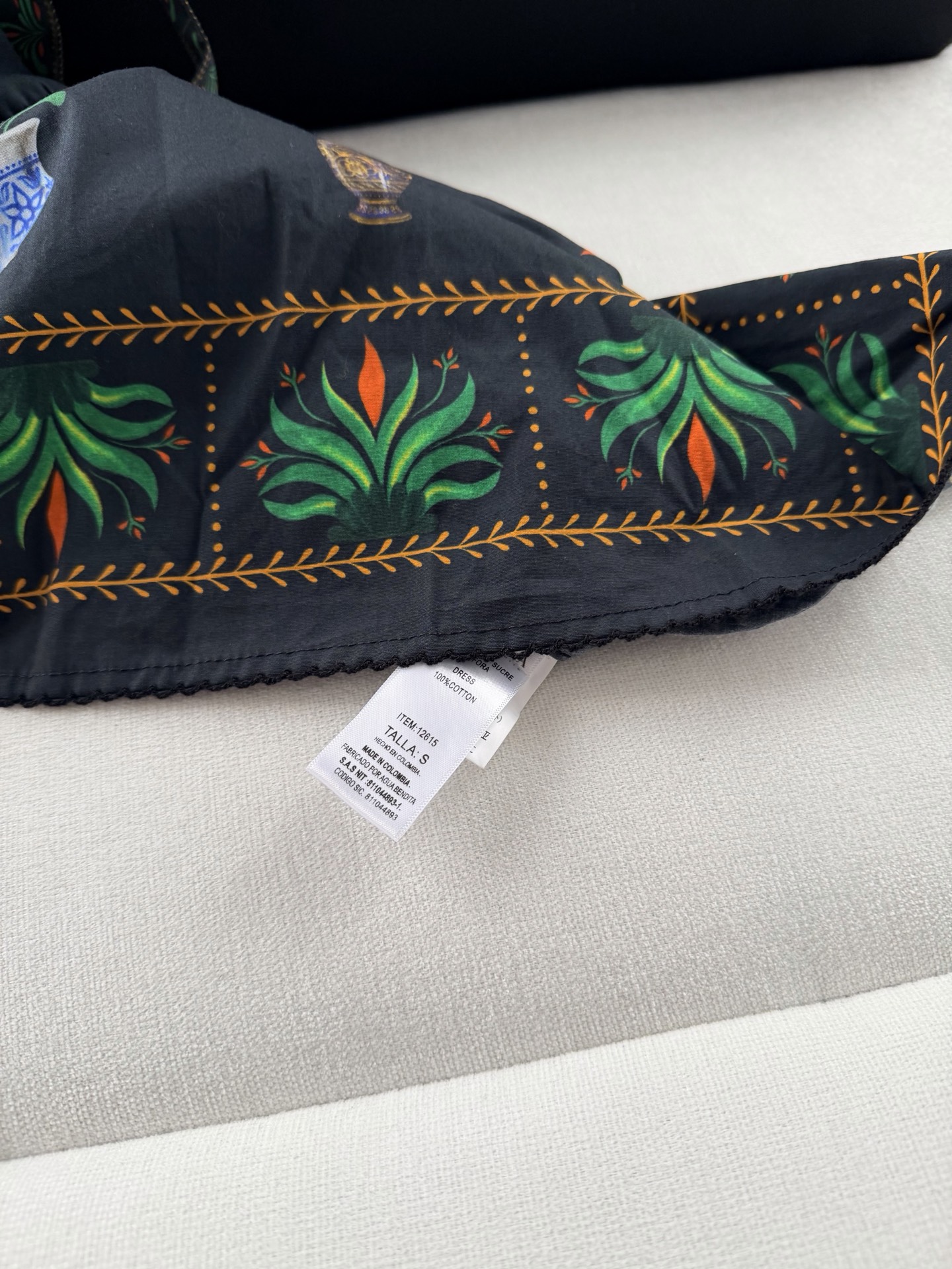 现货‼️‼️/植系花瓶连衣裙✨手绘质感定位印花后露背设计，面料用幅是单品的两倍了，后背镂空两侧系带，谁穿