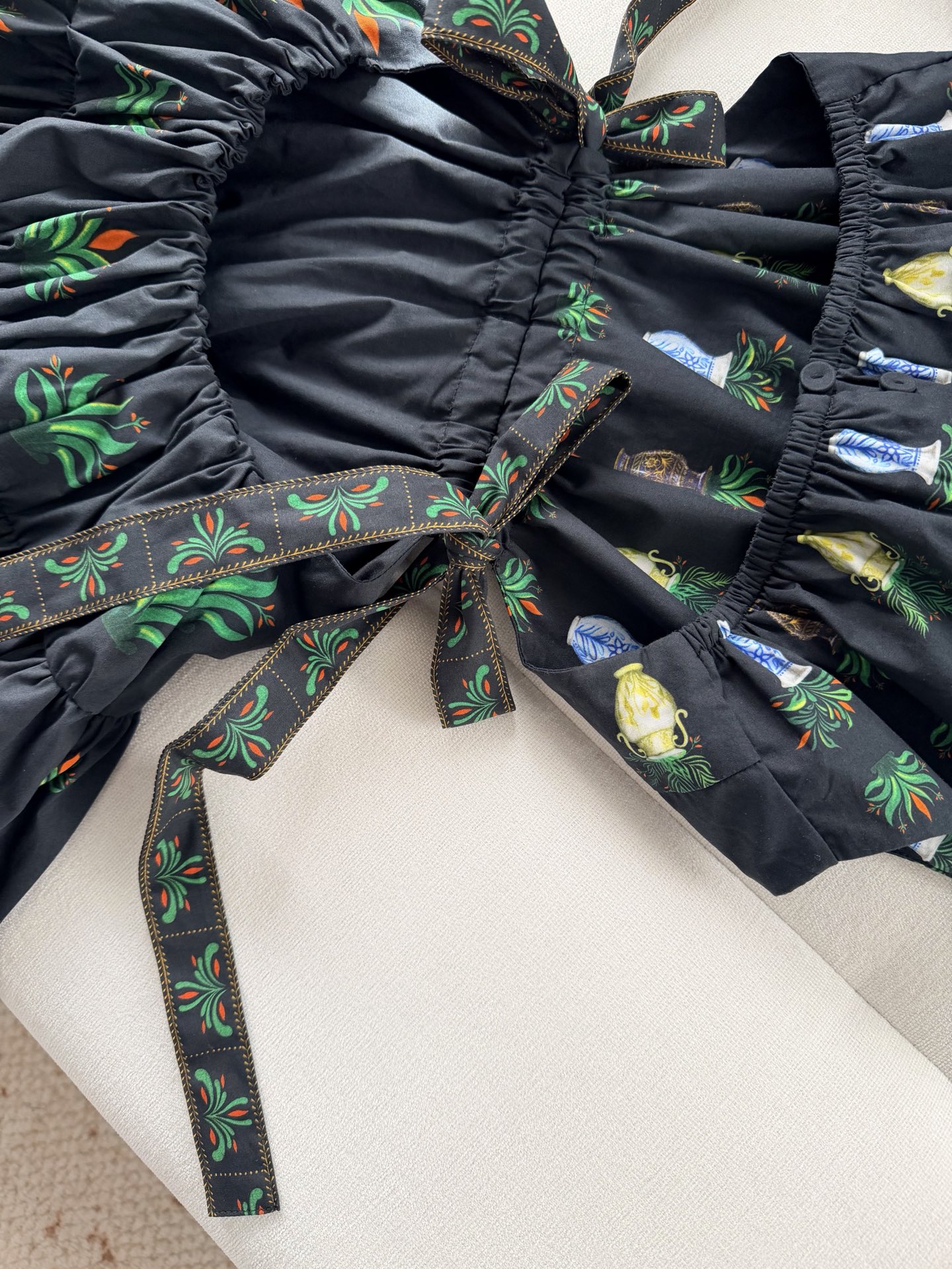 现货‼️‼️/植系花瓶连衣裙✨手绘质感定位印花后露背设计，面料用幅是单品的两倍了，后背镂空两侧系带，谁穿