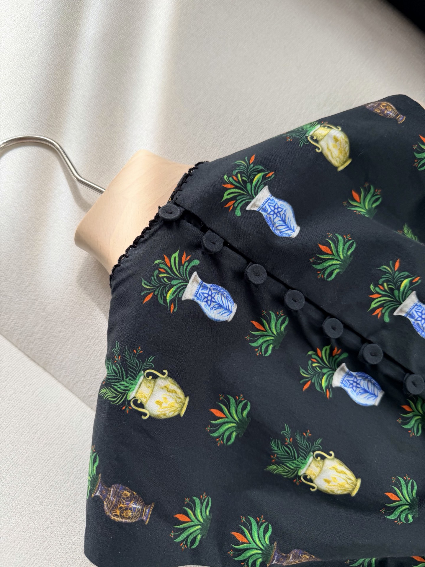 现货‼️‼️/植系花瓶连衣裙✨手绘质感定位印花后露背设计，面料用幅是单品的两倍了，后背镂空两侧系带，谁穿