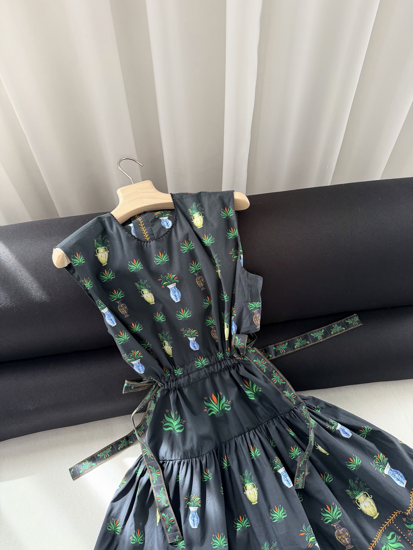 现货‼️‼️/植系花瓶连衣裙✨手绘质感定位印花后露背设计，面料用幅是单品的两倍了，后背镂空两侧系带，谁穿