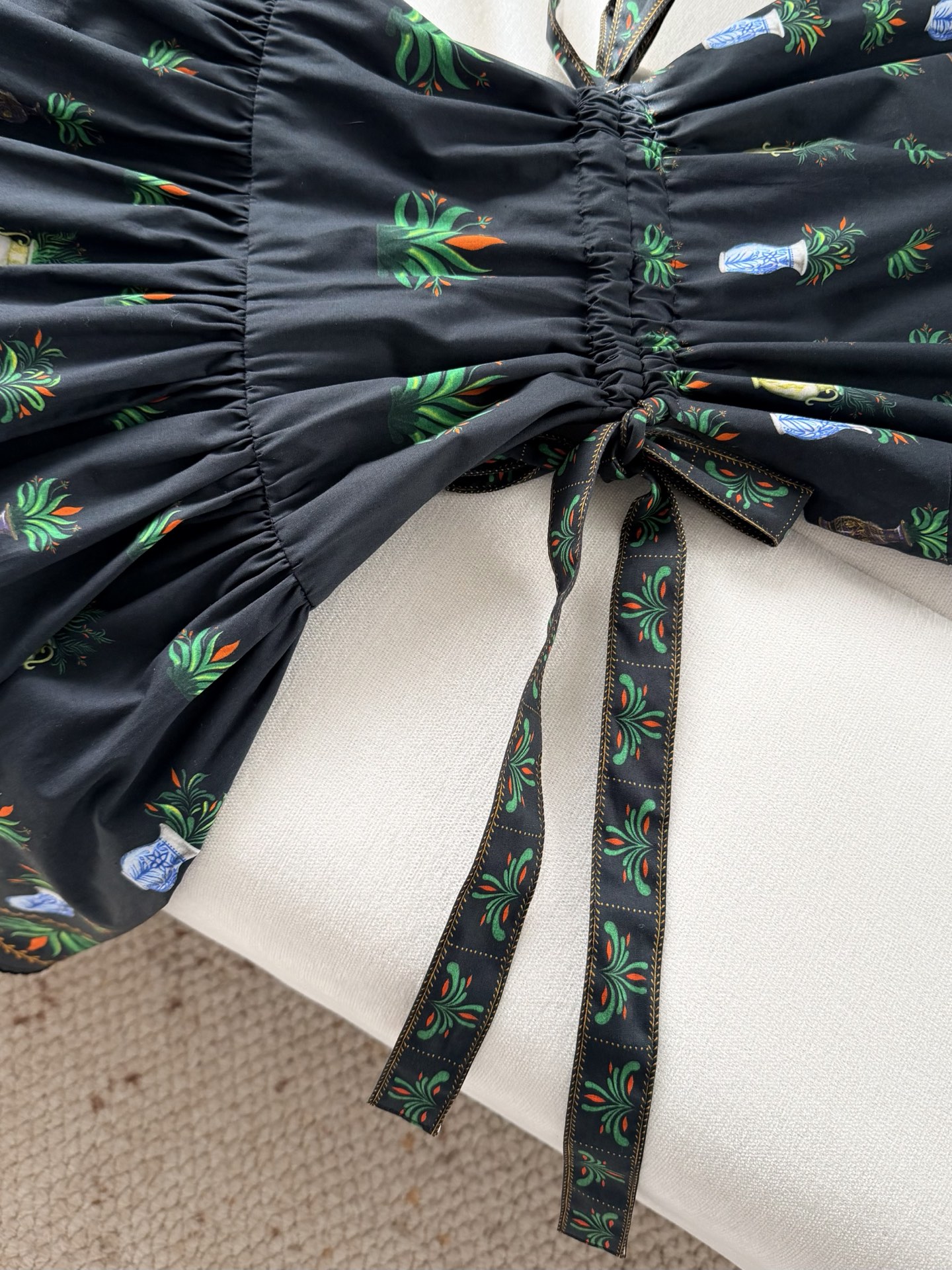 现货‼️‼️/植系花瓶连衣裙✨手绘质感定位印花后露背设计，面料用幅是单品的两倍了，后背镂空两侧系带，谁穿