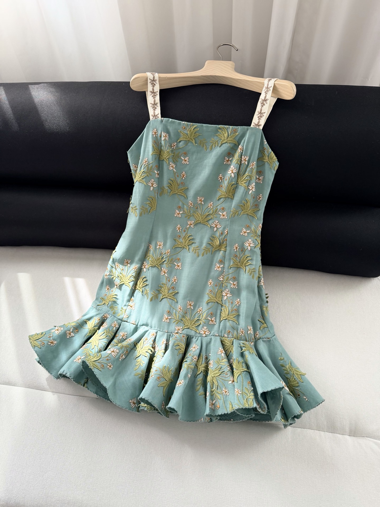 现货‼️‼️/花野刺绣连衣裙✨全身立体贴花工艺，超重磅精致，肩带上也是绣花，亚麻材质舒适又很显品质，夏季