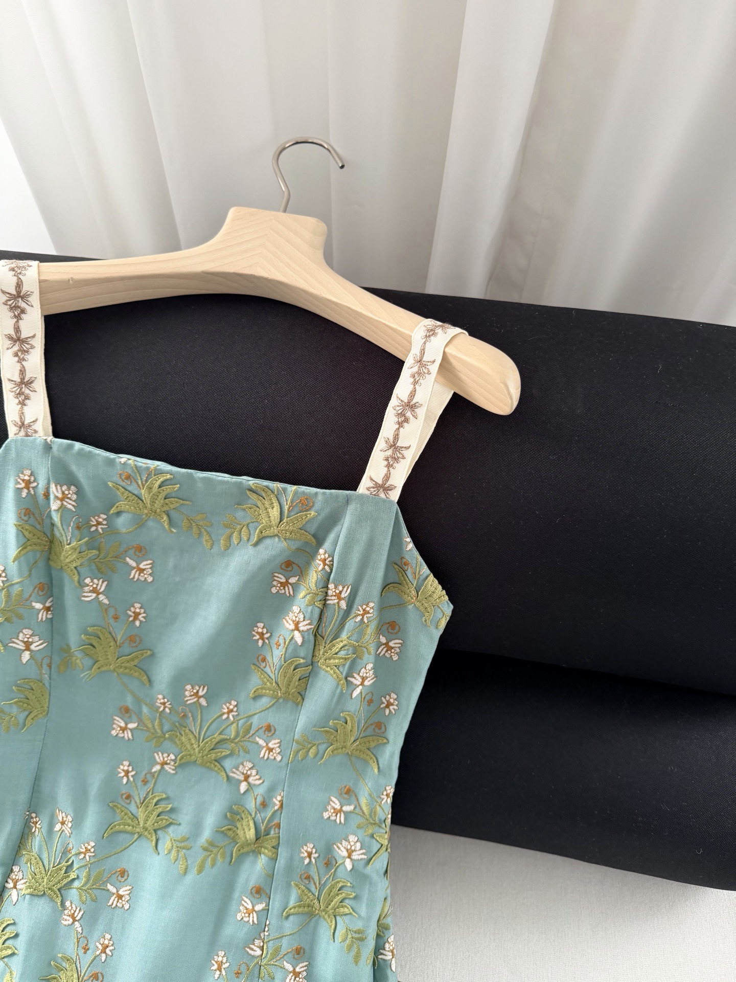 现货‼️‼️/花野刺绣连衣裙✨全身立体贴花工艺，超重磅精致，肩带上也是绣花，亚麻材质舒适又很显品质，夏季