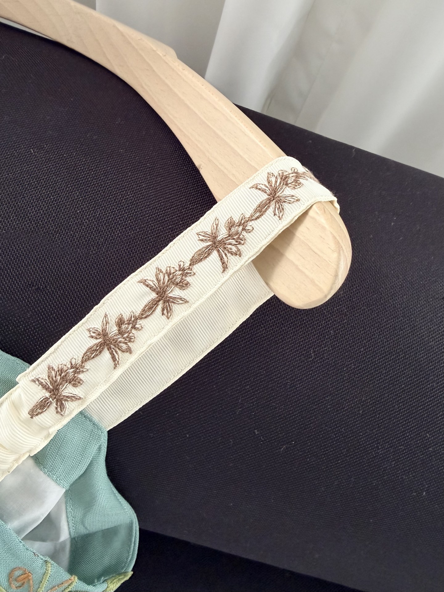 现货‼️‼️/花野刺绣连衣裙✨全身立体贴花工艺，超重磅精致，肩带上也是绣花，亚麻材质舒适又很显品质，夏季