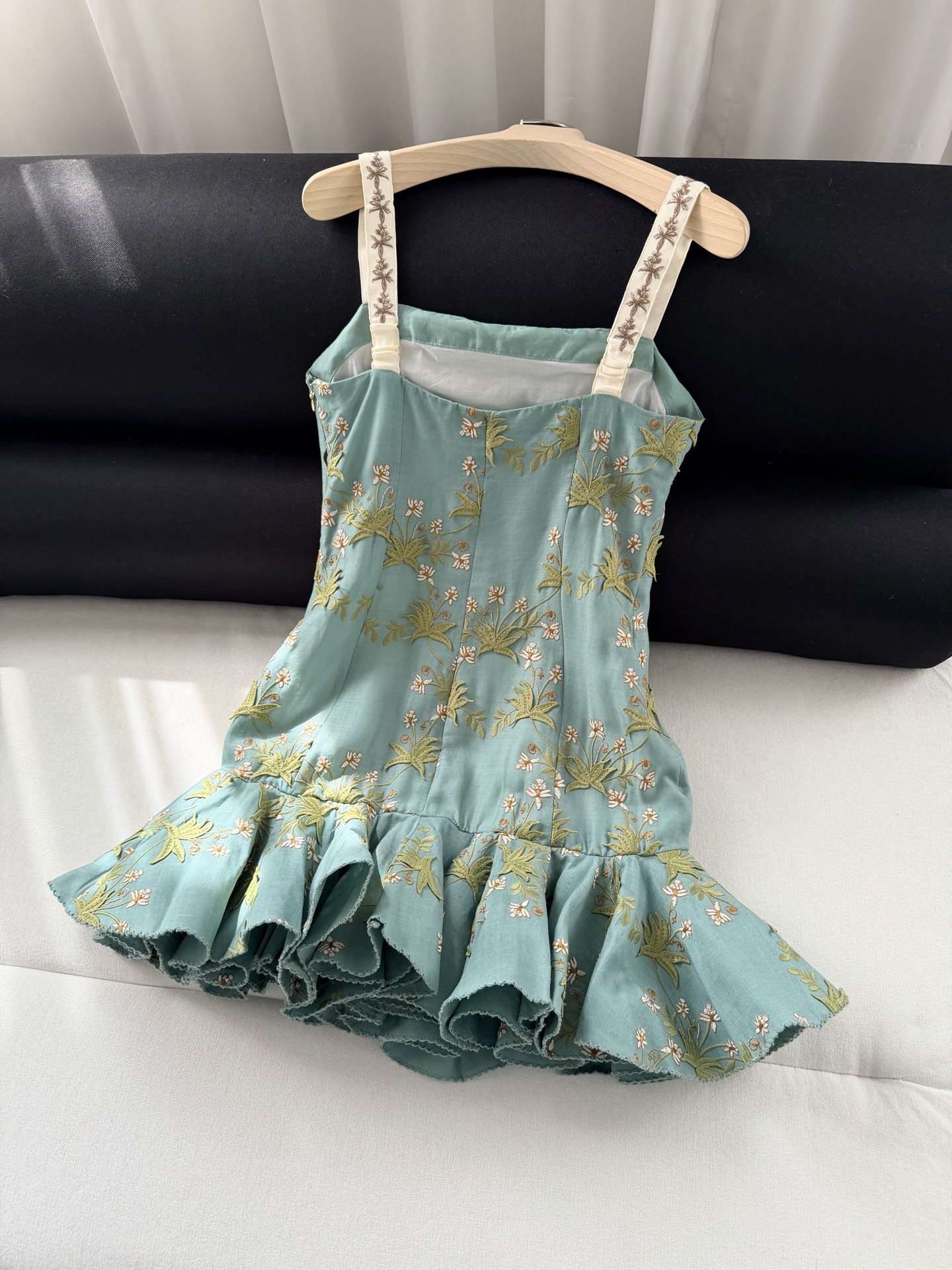 现货‼️‼️/花野刺绣连衣裙✨全身立体贴花工艺，超重磅精致，肩带上也是绣花，亚麻材质舒适又很显品质，夏季